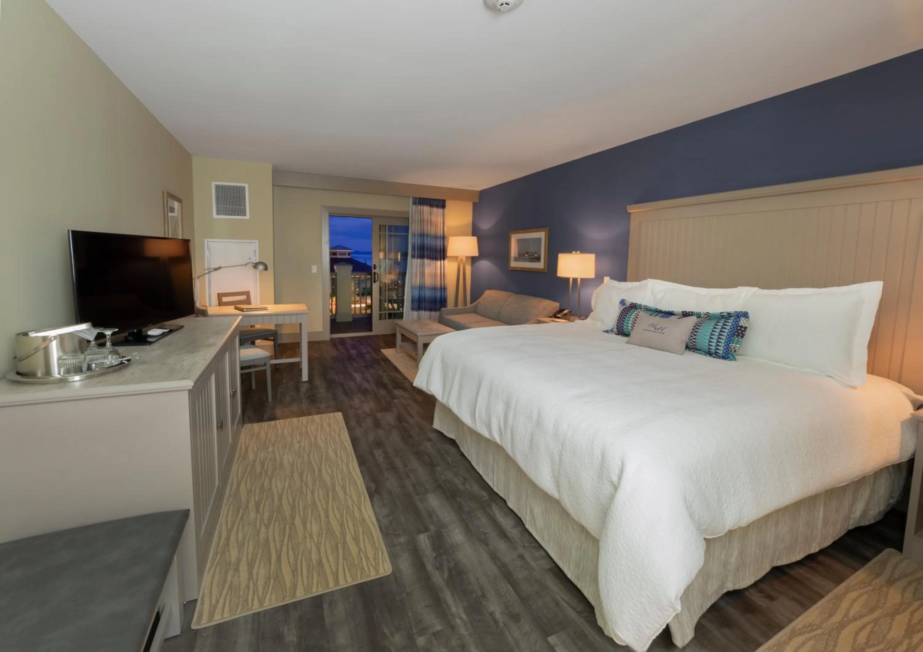 Photo of the whole room, Bed in Chautauqua Harbor Hotel - Jamestown