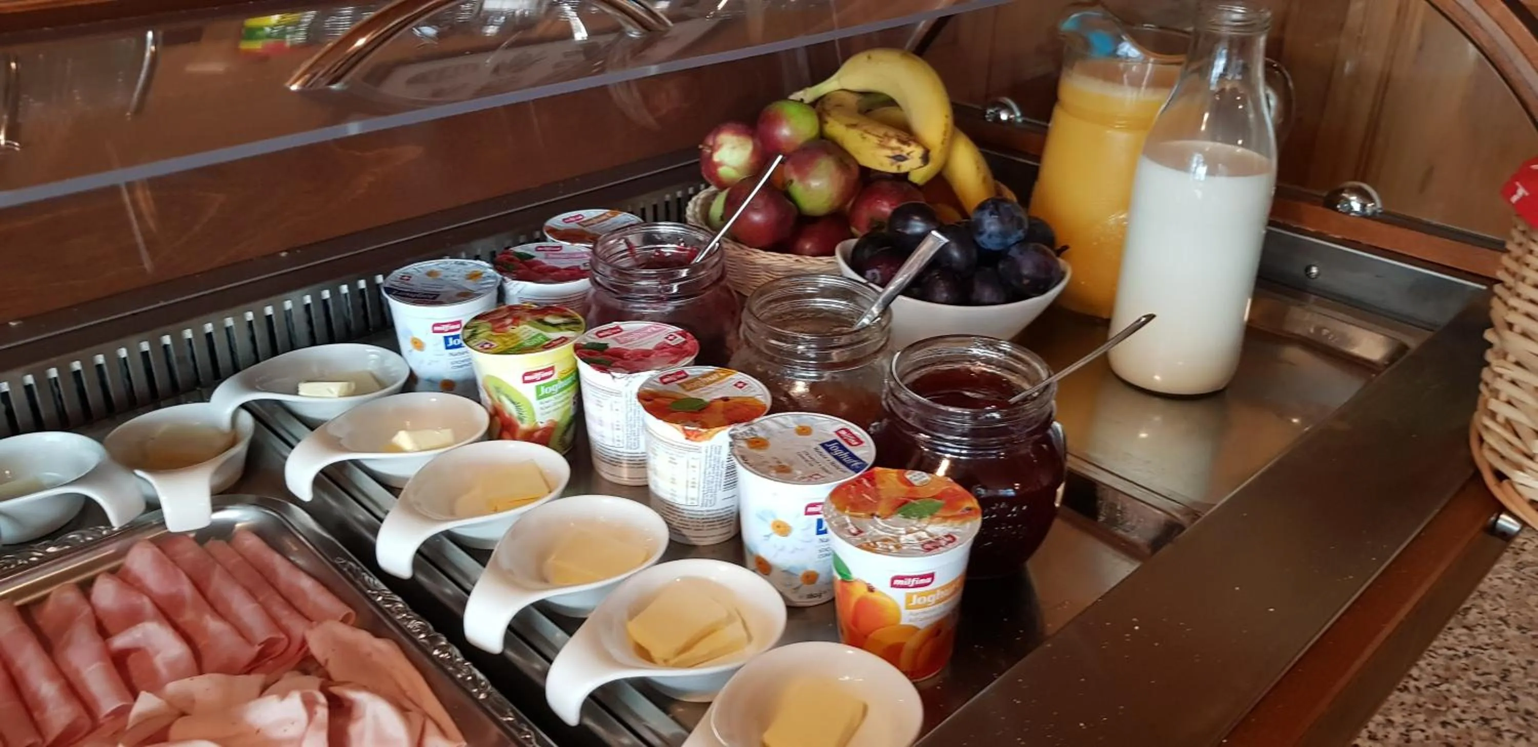 Buffet breakfast in Gasthaus Platten