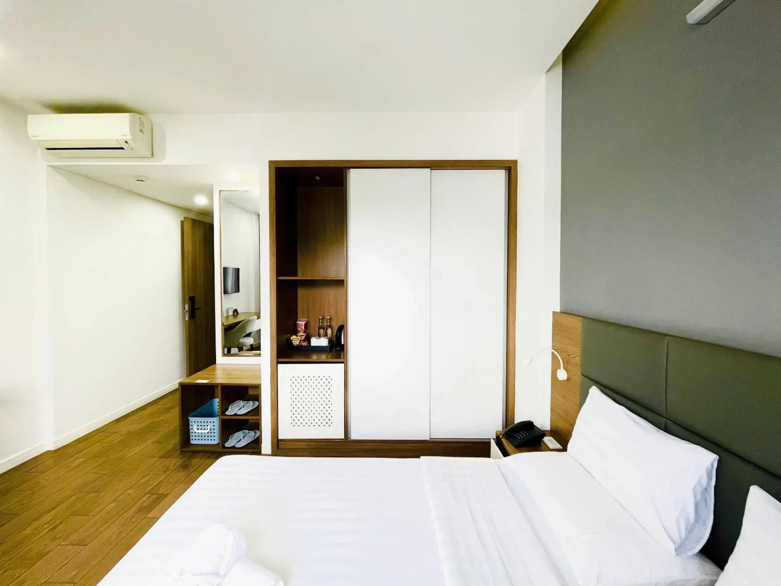 Deluxe Double Room with Balcony in Royal Dragon Boutique Hotel Tan Binh Deluxe Double Room with Balcony in Royal Dragon Boutique Hotel Tan Binh