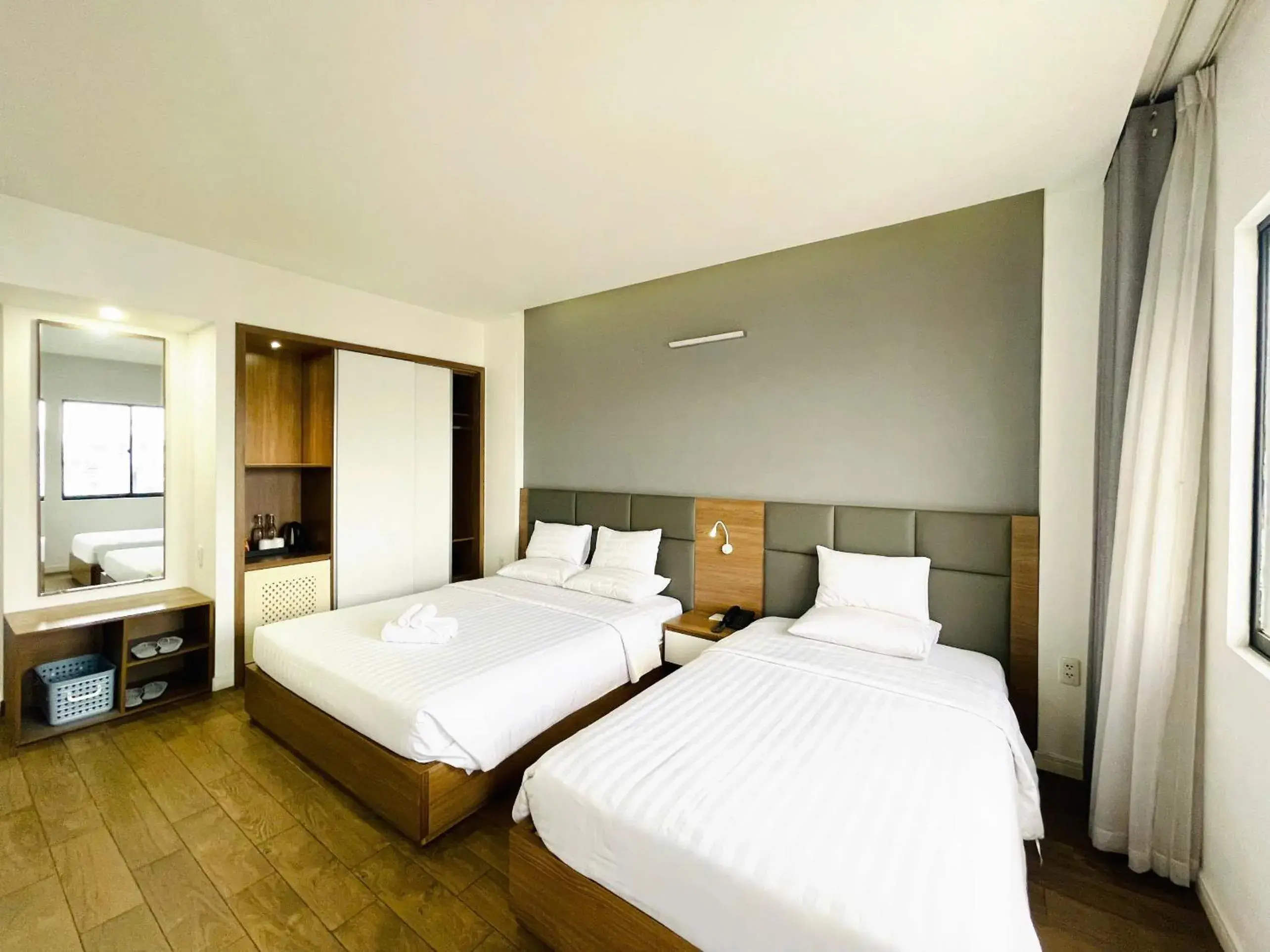 Deluxe Double or Twin Room with City View in Royal Dragon Boutique Hotel Tan Binh Deluxe Double or Twin Room with City View in Royal Dragon Boutique Hotel Tan Binh