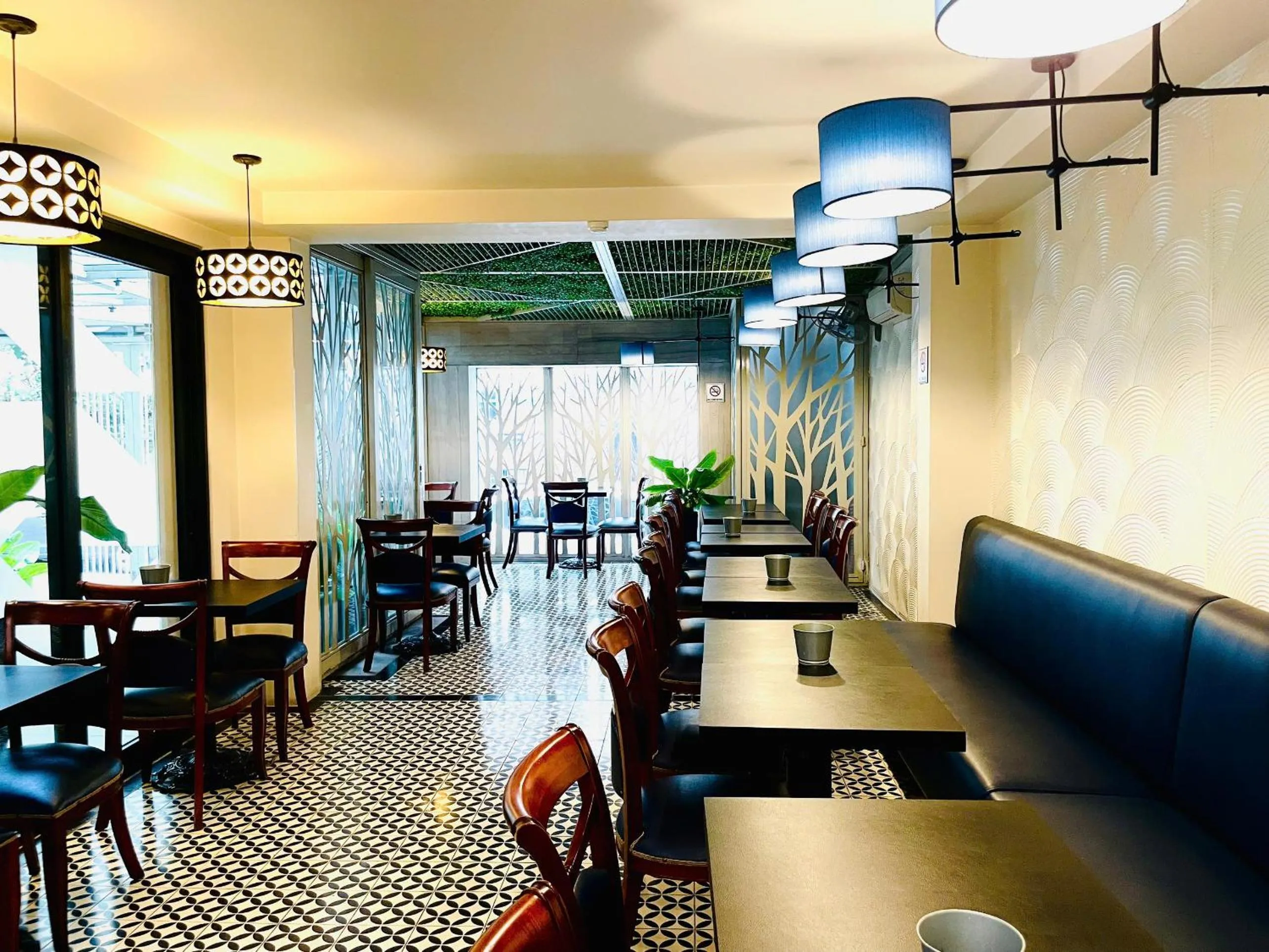 Restaurant/places to eat in Royal Dragon Boutique Hotel