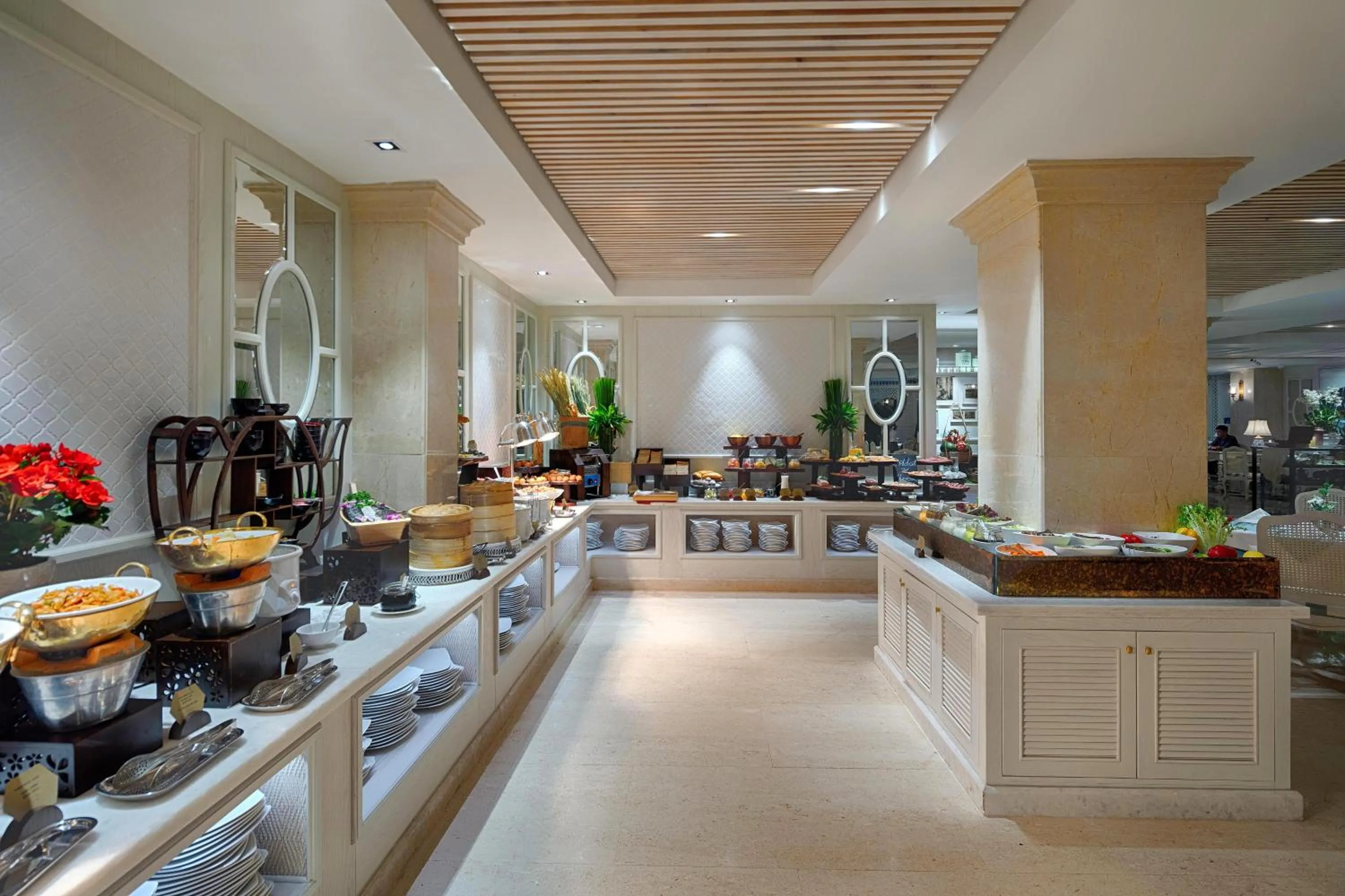 Restaurant/places to eat in Au Lac Charner Hotel