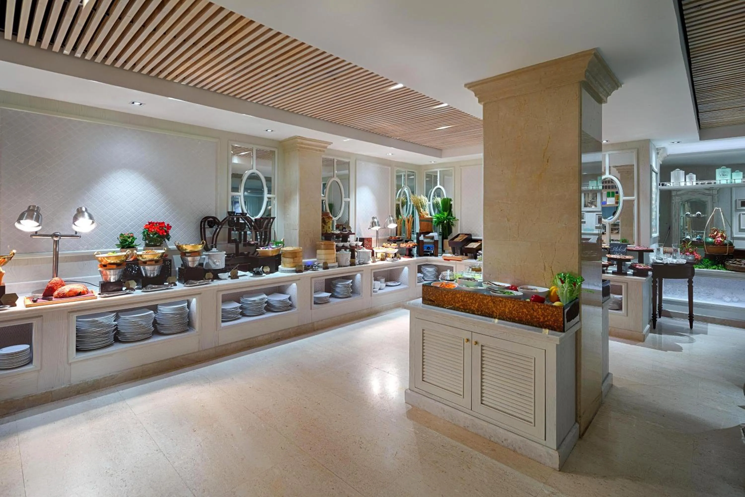 Restaurant/places to eat in Au Lac Charner Hotel