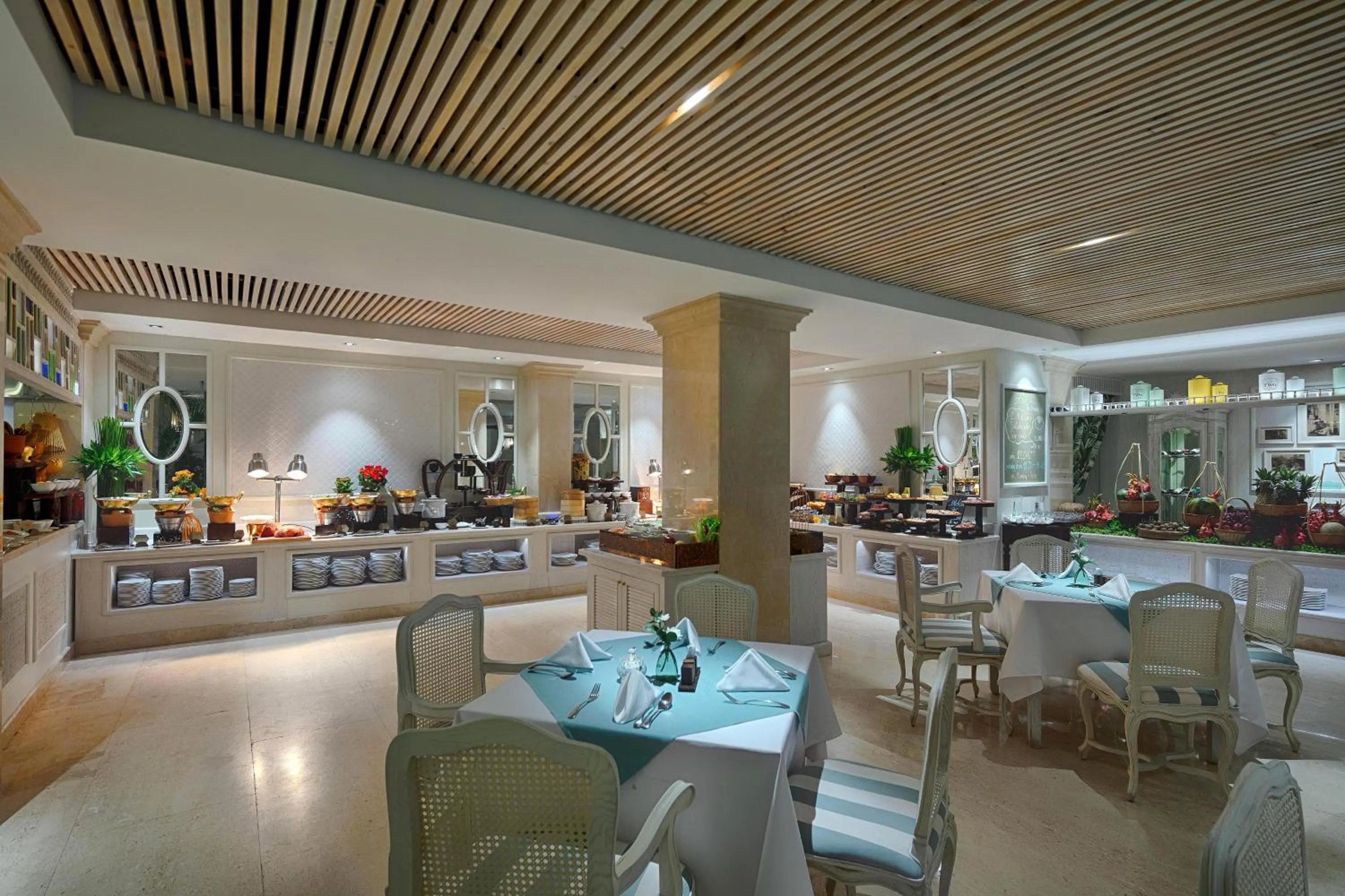 Restaurant/places to eat in Au Lac Charner Hotel