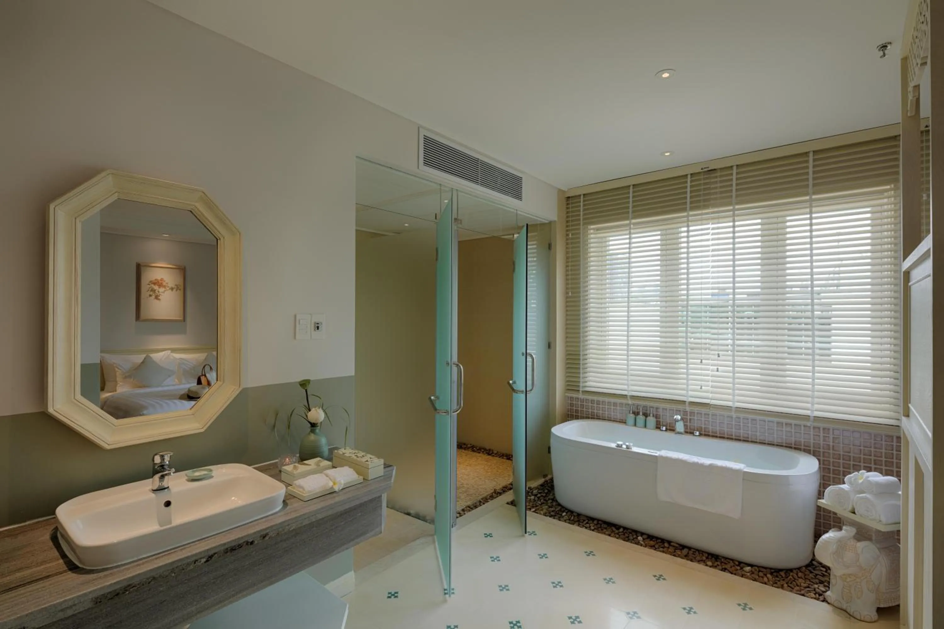 Hot Tub in Au Lac Charner Hotel