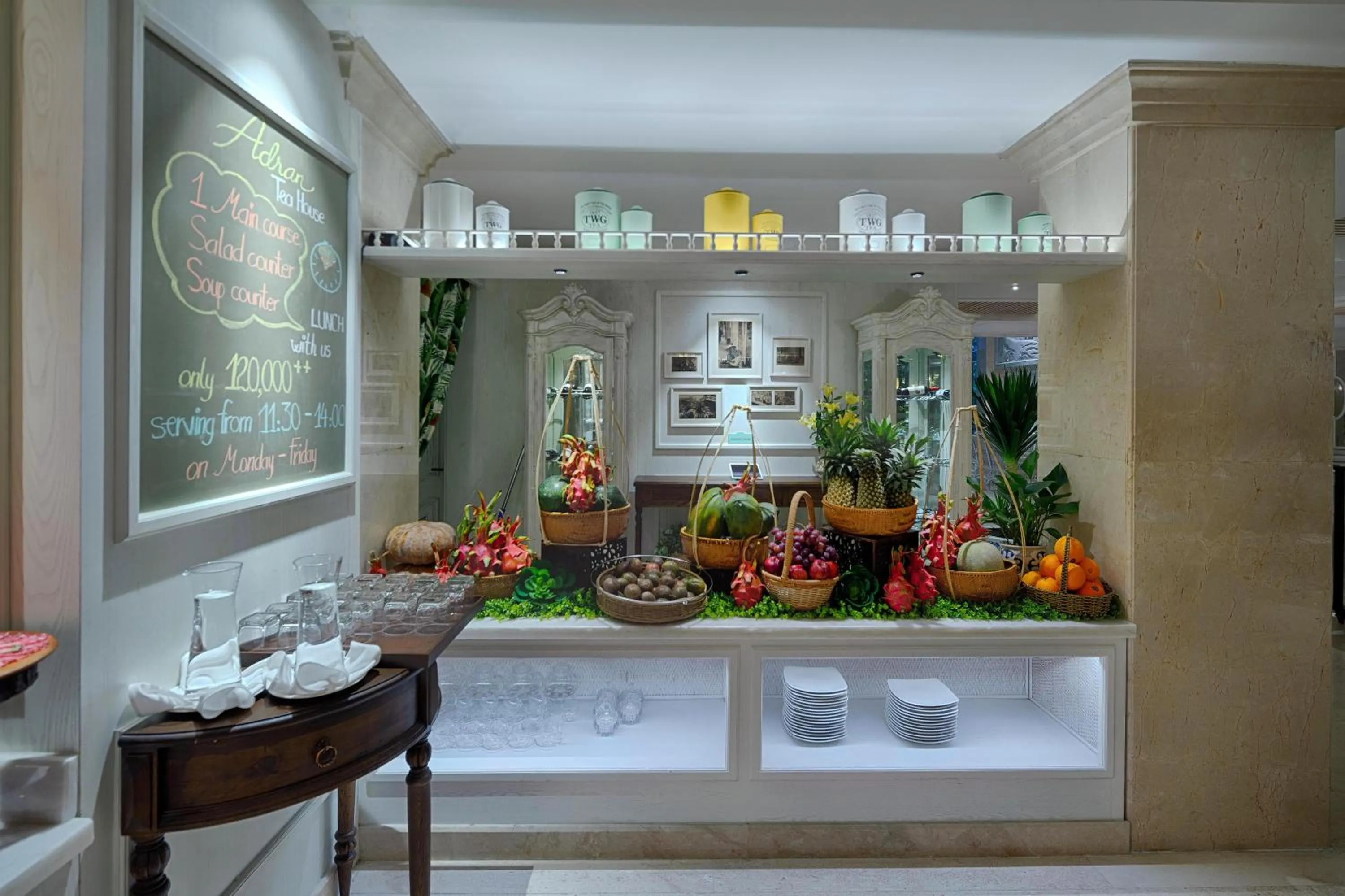 Restaurant/places to eat in Au Lac Charner Hotel