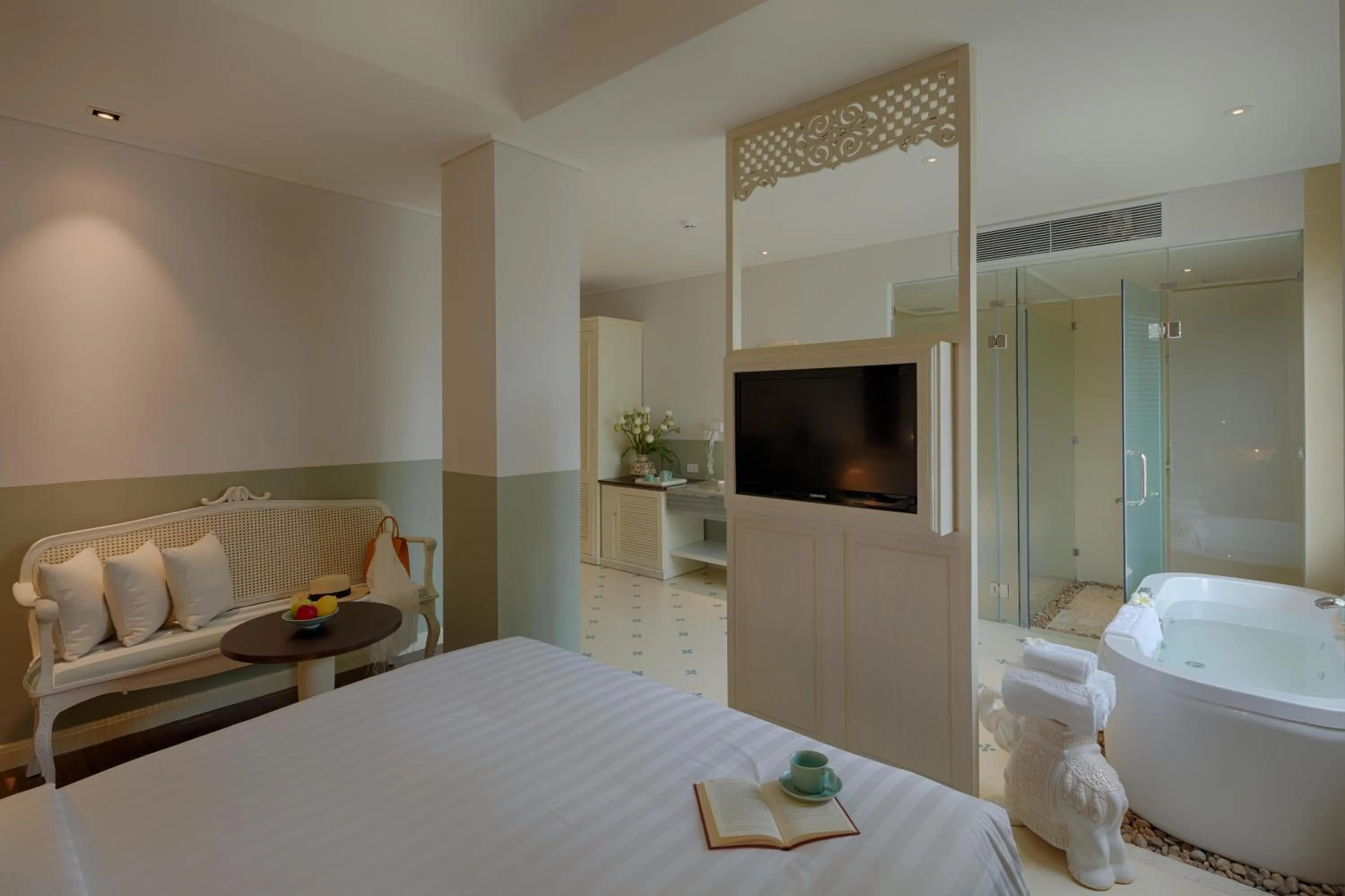 Open Air Bath, Bed in Au Lac Charner Hotel