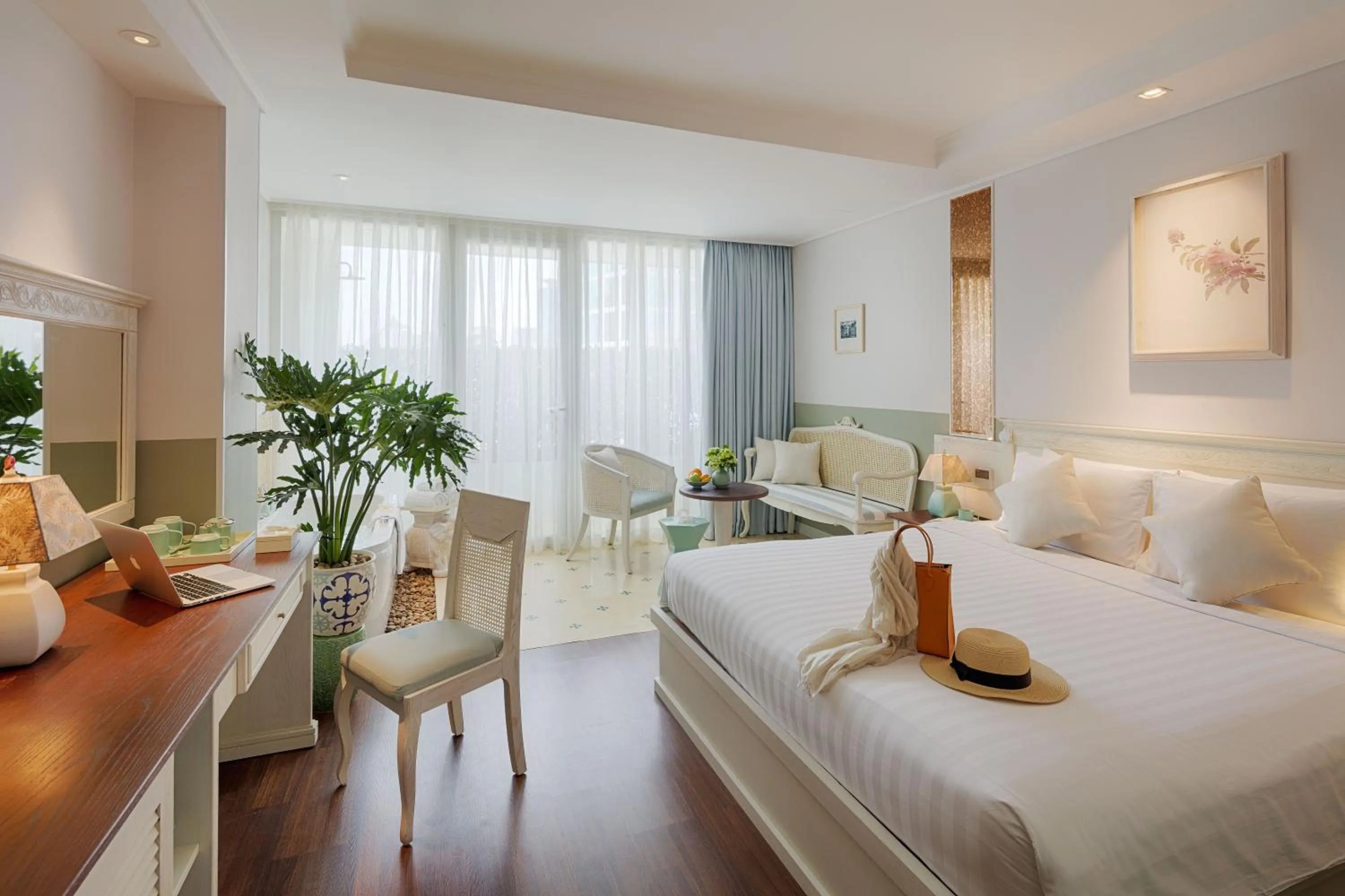 Photo of the whole room, Bed in Au Lac Charner Hotel