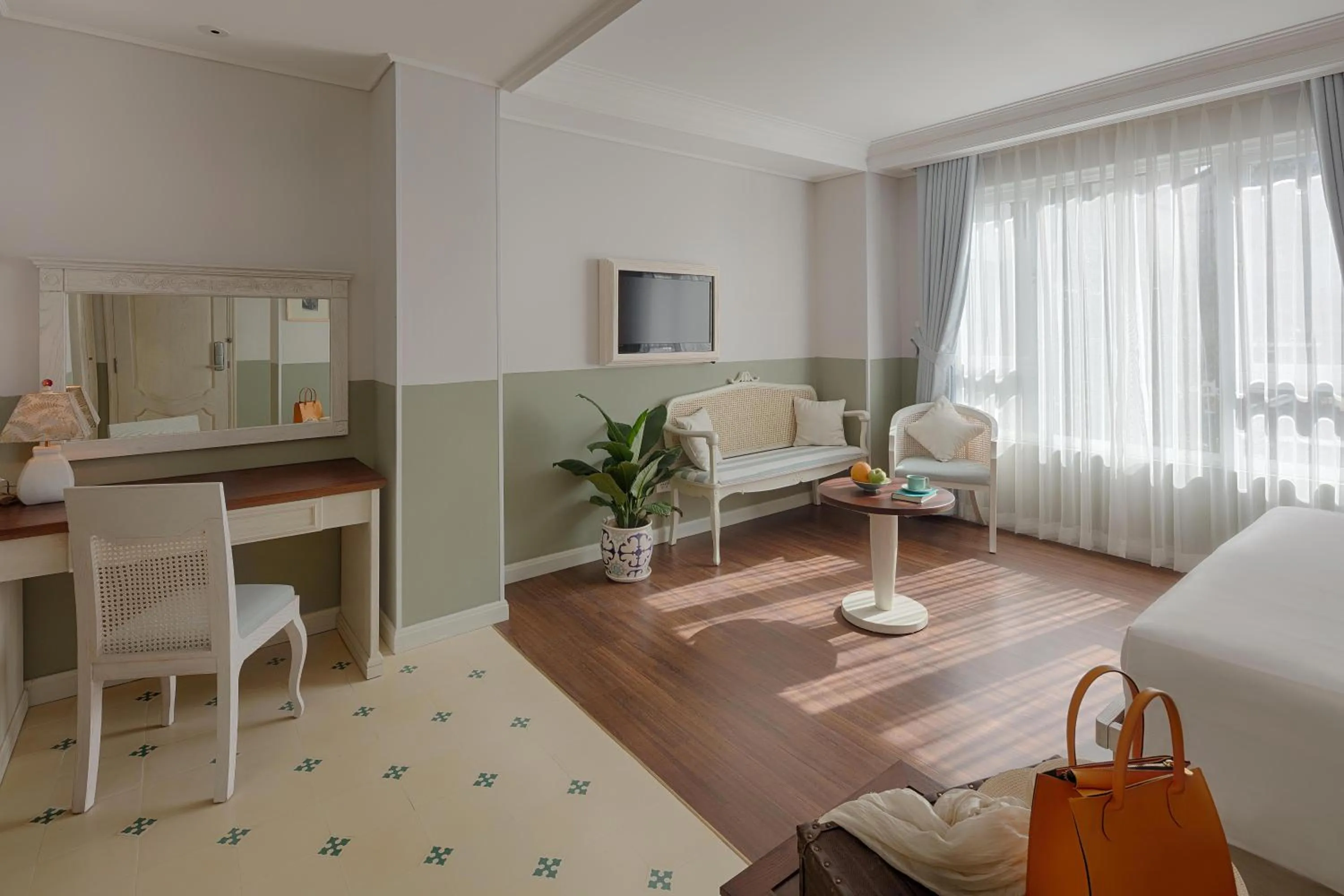 Photo of the whole room, Bed in Au Lac Charner Hotel