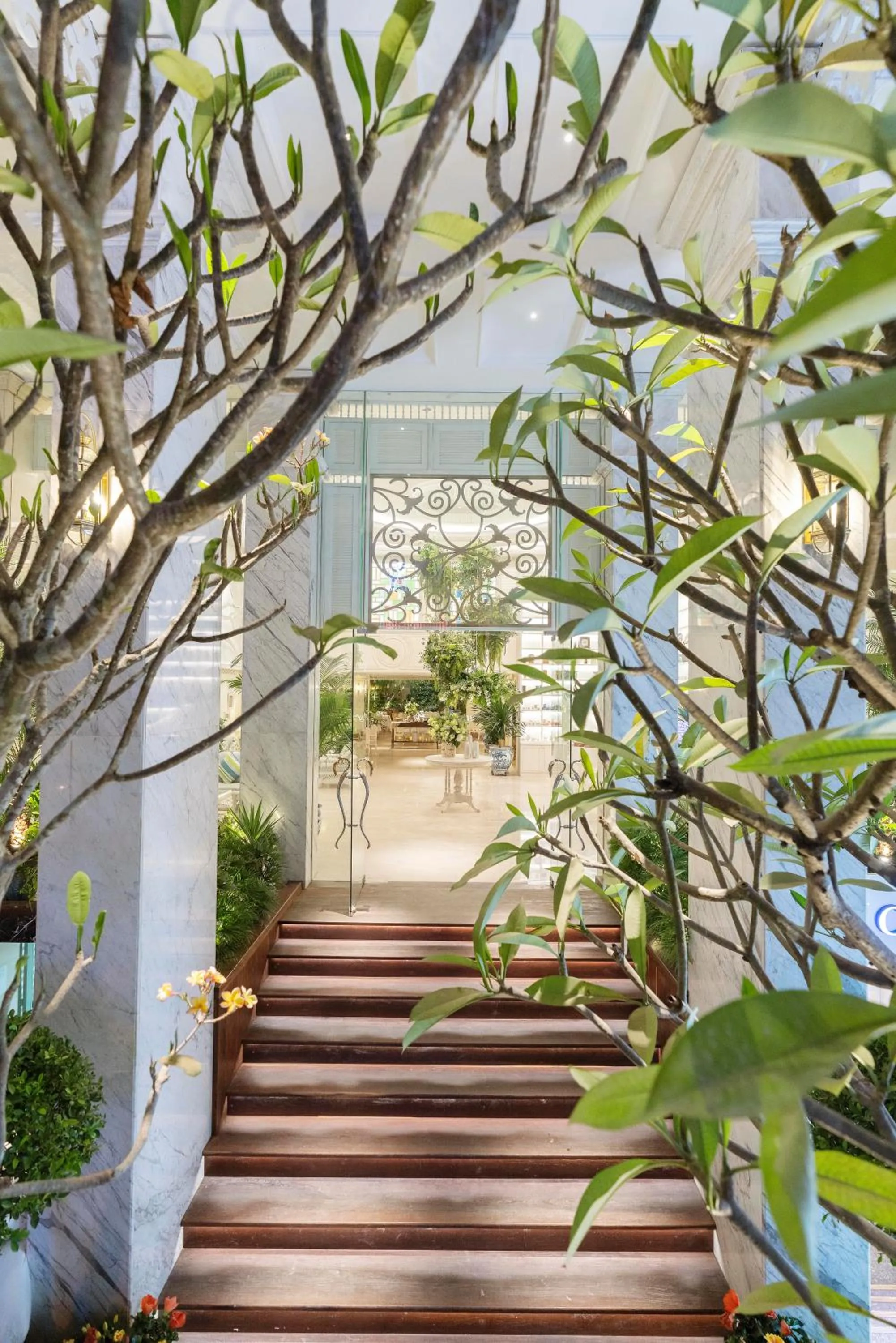 Facade/entrance in Au Lac Charner Hotel