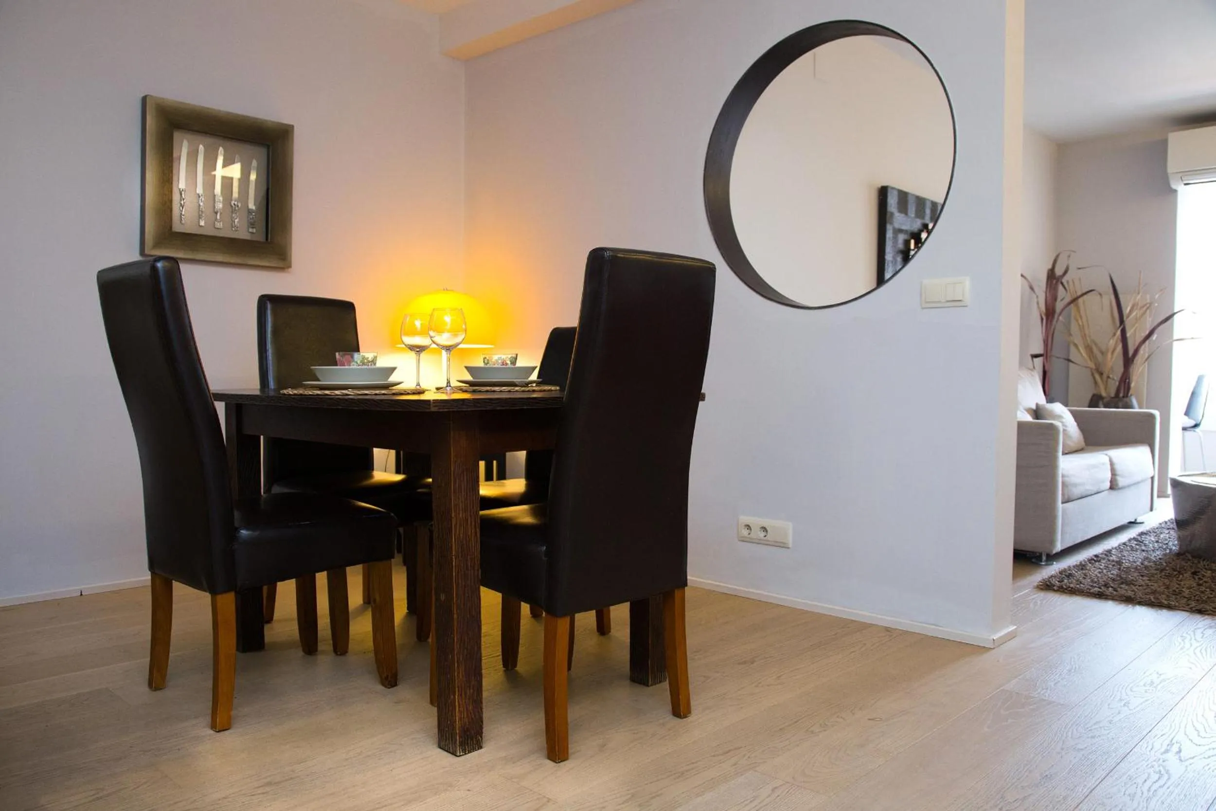 Dining area in Opening Doors Aribau