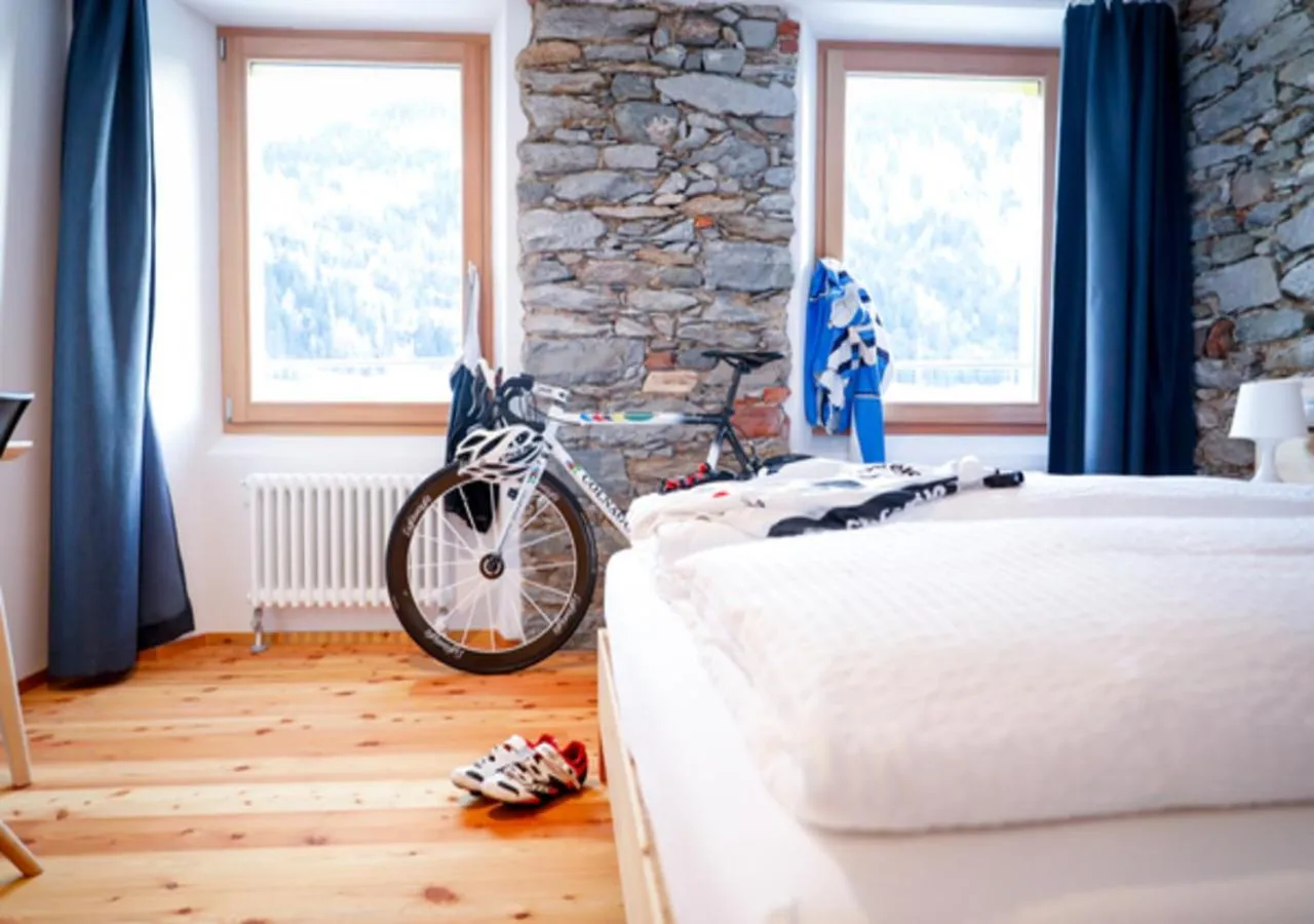 Photo of the whole room, Bed in Bed&Bike Tremola San Gottardo