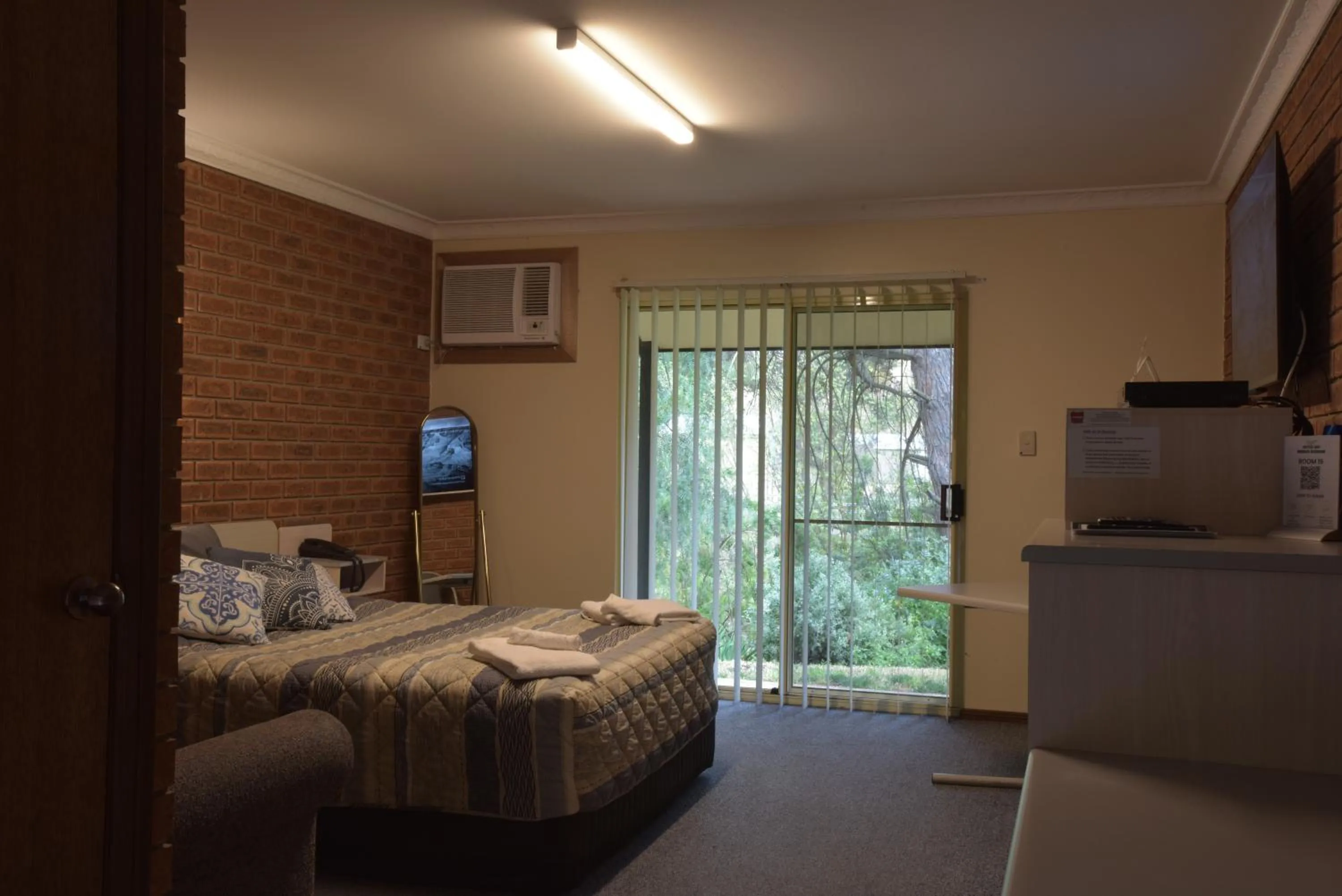 View (from property/room), Bed in Burra Motor Inn
