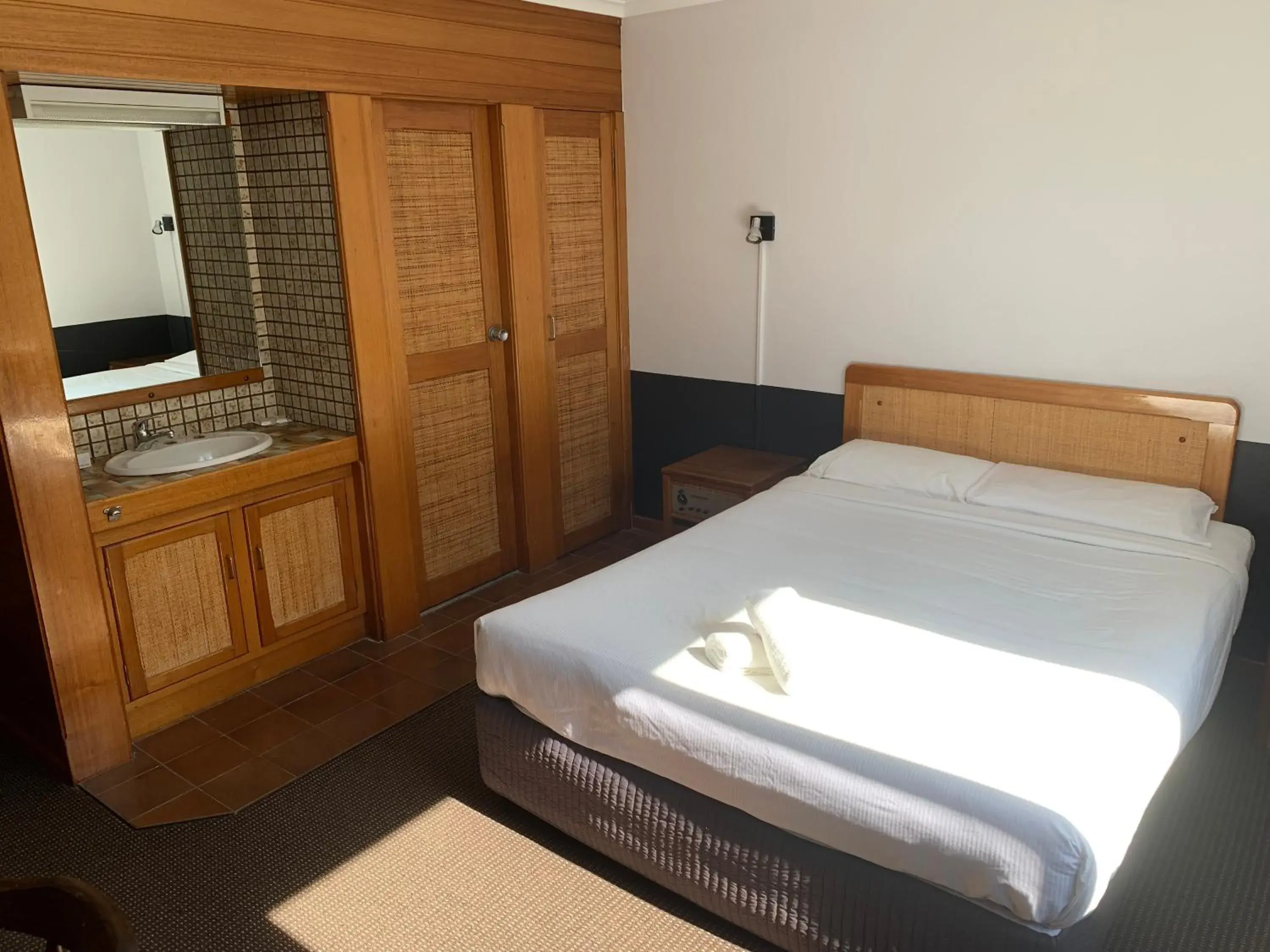 Deluxe Queen Room in Ascot Motor Inn Deluxe Queen Room in Ascot Motor Inn