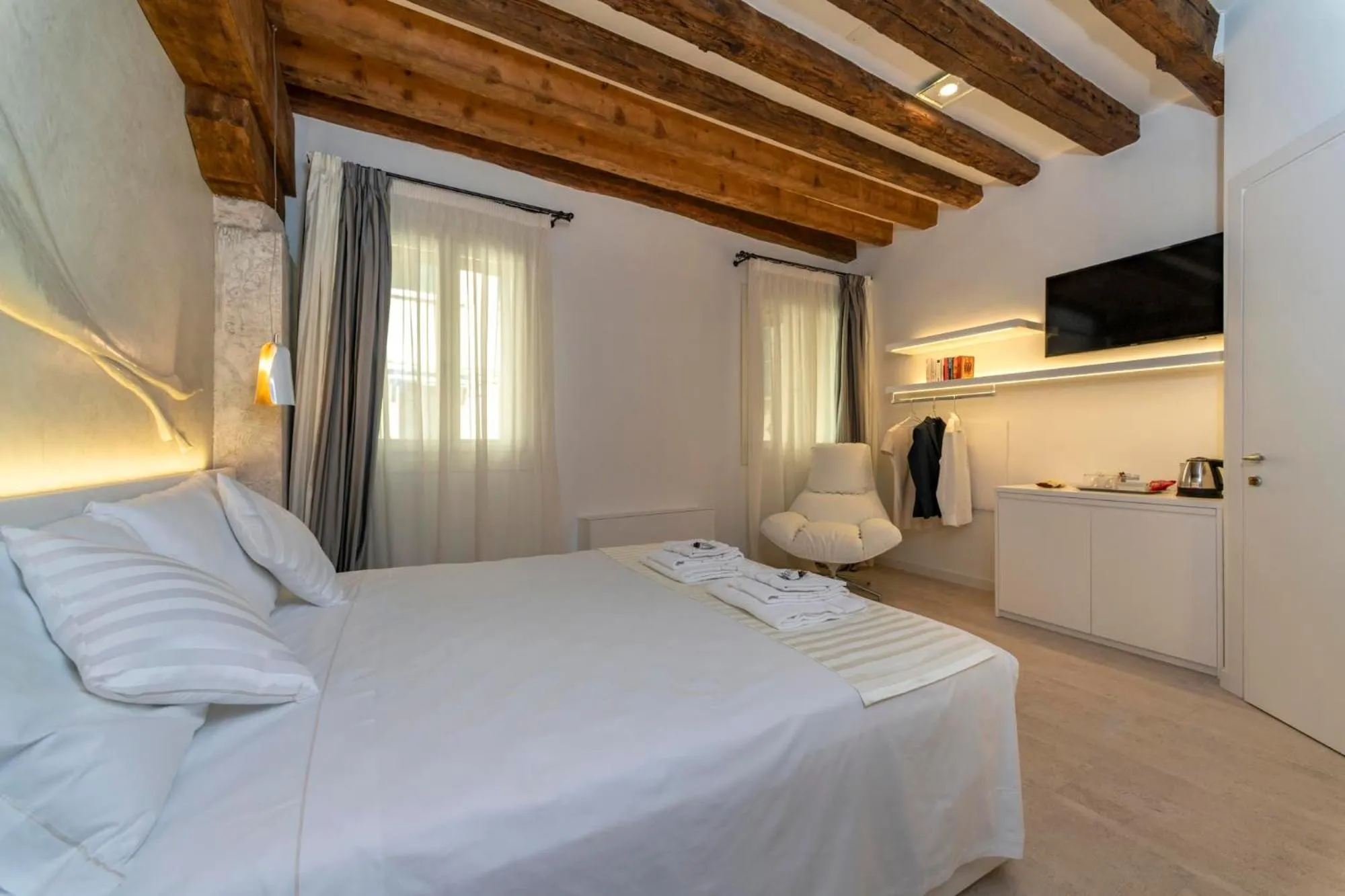 Photo of the whole room, Bed in Ca' de la Fonte - WENICE Deep Culture