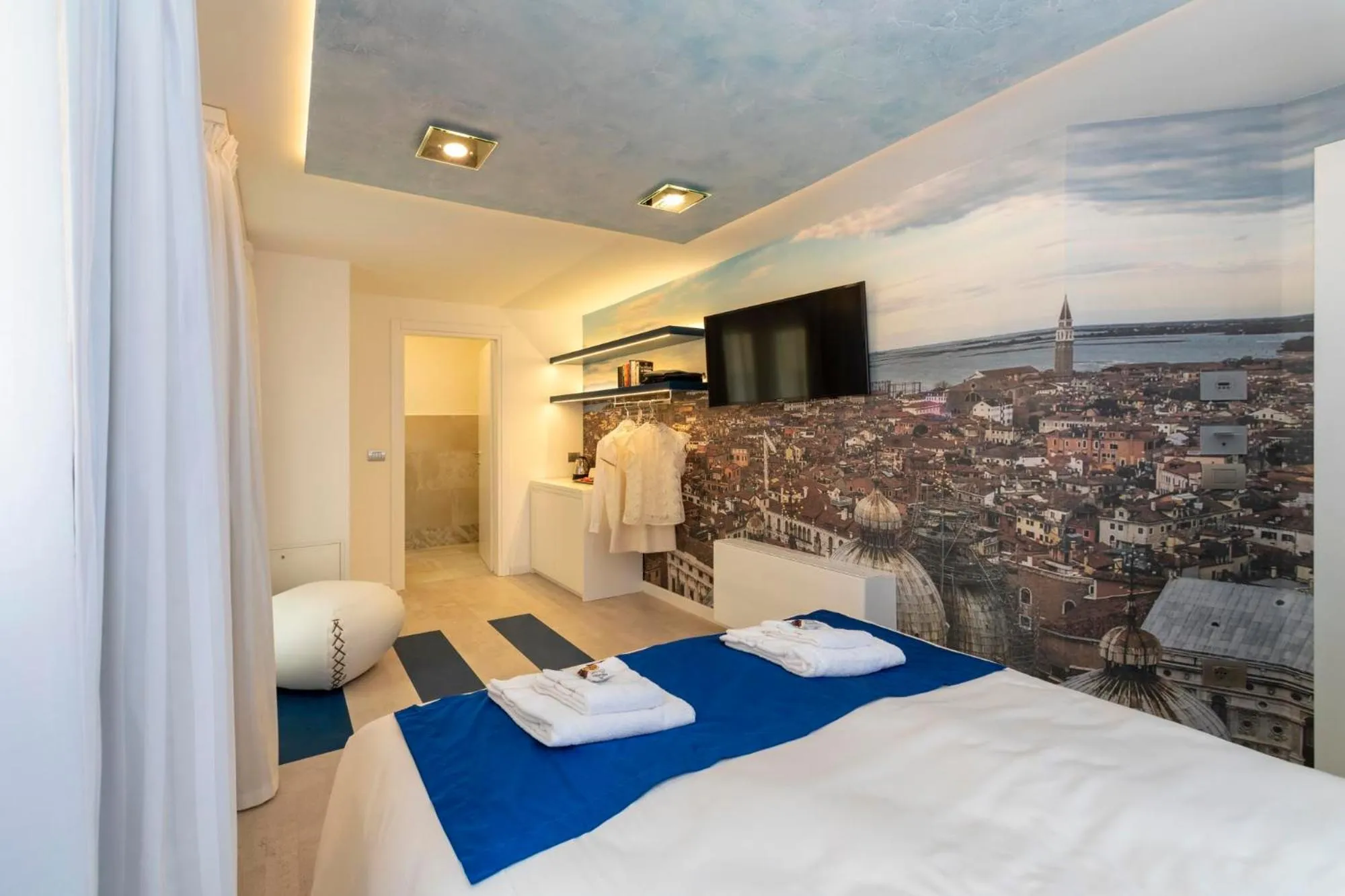 Photo of the whole room, Bed in Ca' de la Fonte - WENICE Deep Culture