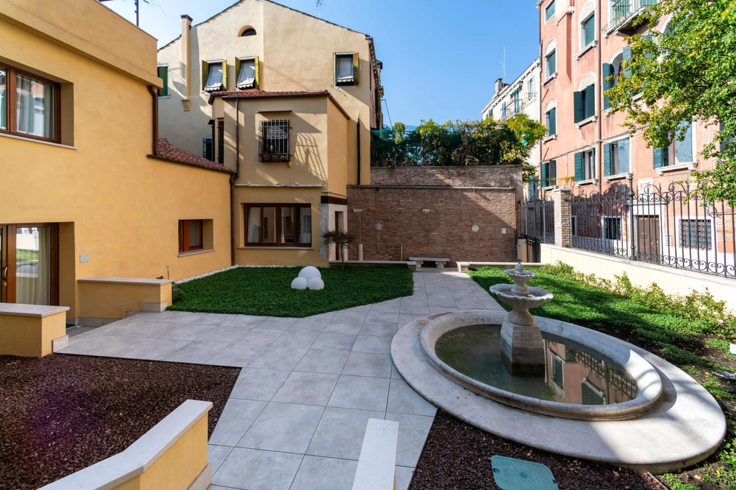 Property building in Ca' de la Fonte - WENICE Deep Culture