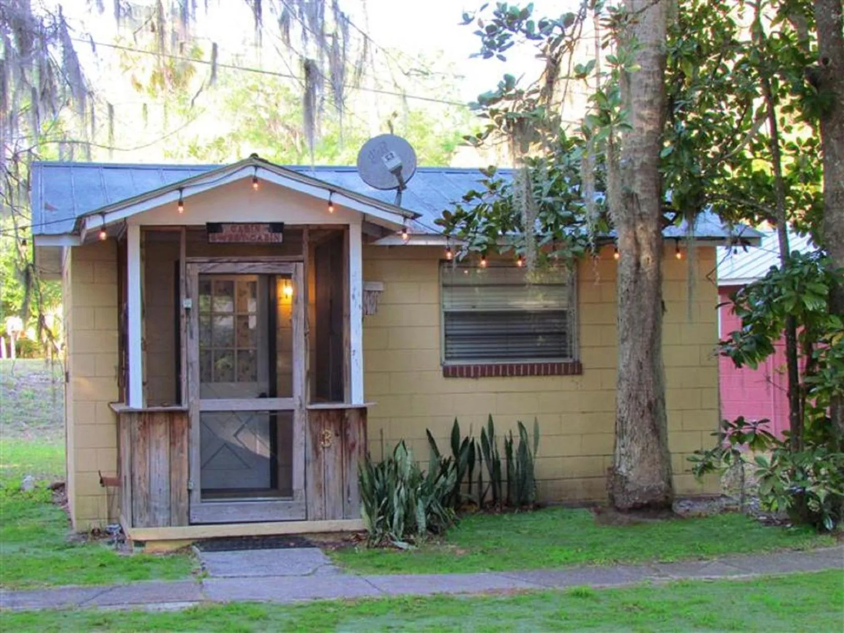 Facade/entrance in The Yearling Cabins