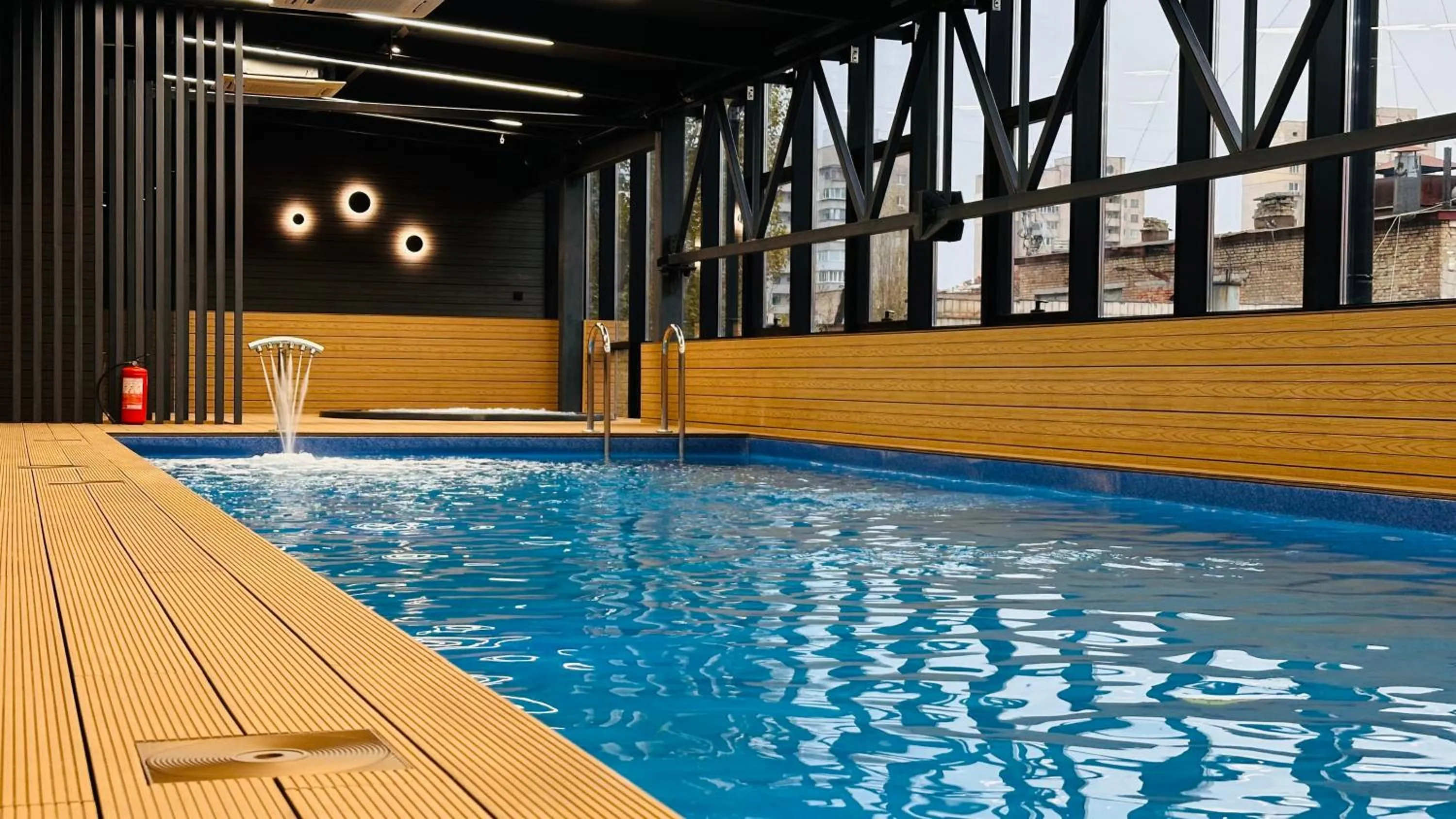 Swimming pool in Mercure Kyiv Congress