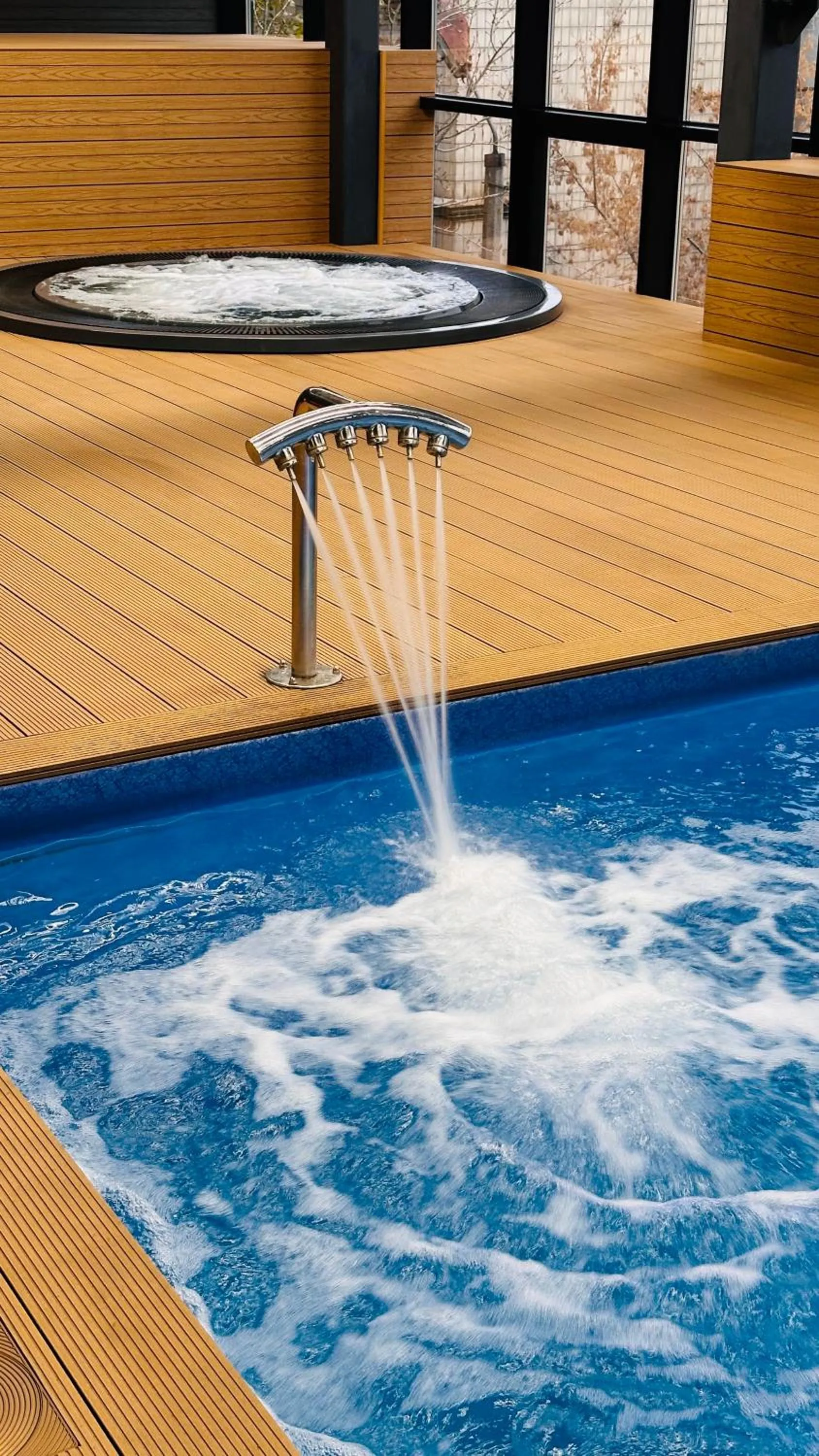 Swimming pool in Mercure Kyiv Congress