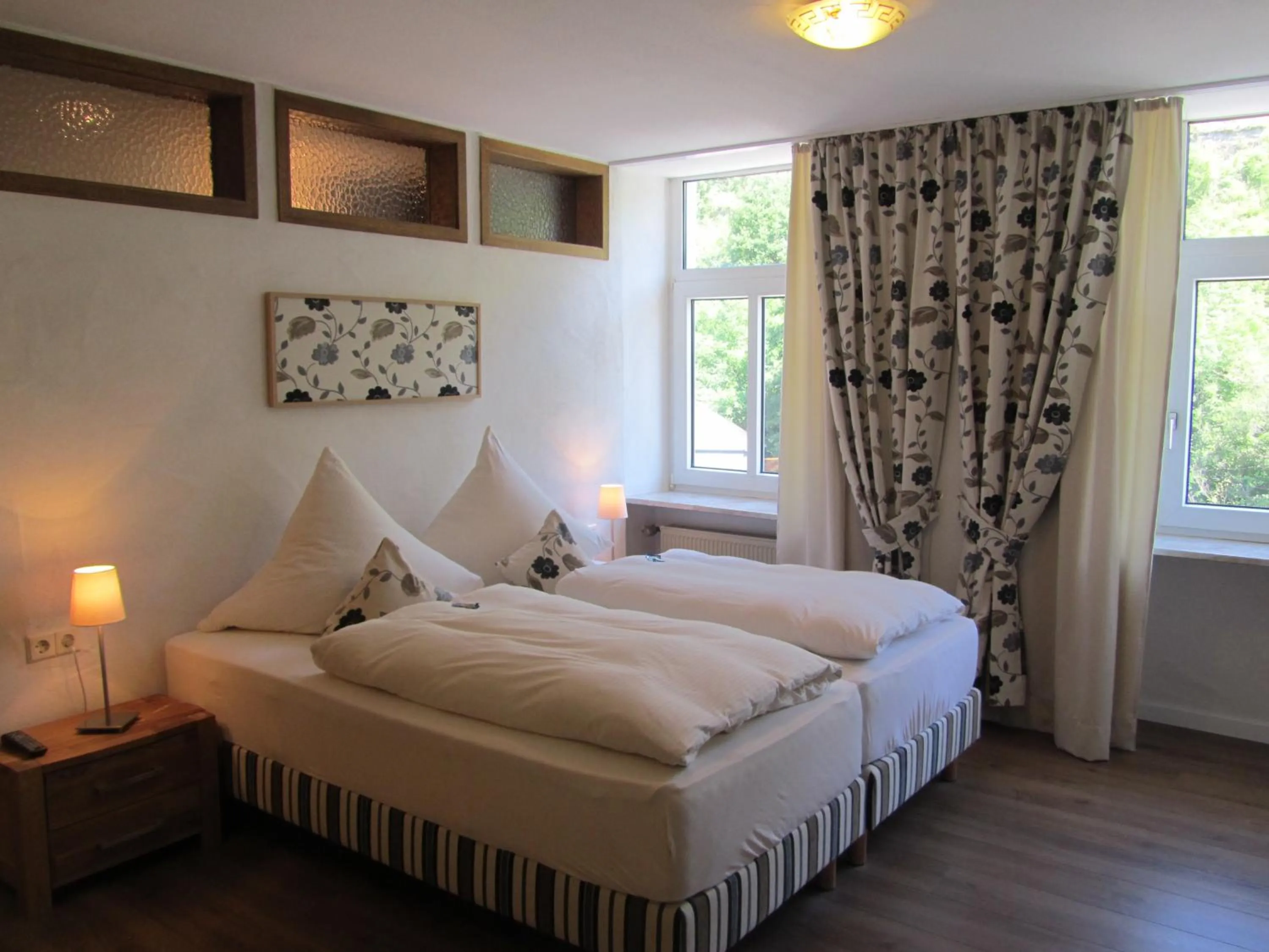 Photo of the whole room, Bed in Moselland Hotel im Enderttal Zum Onkel Willi