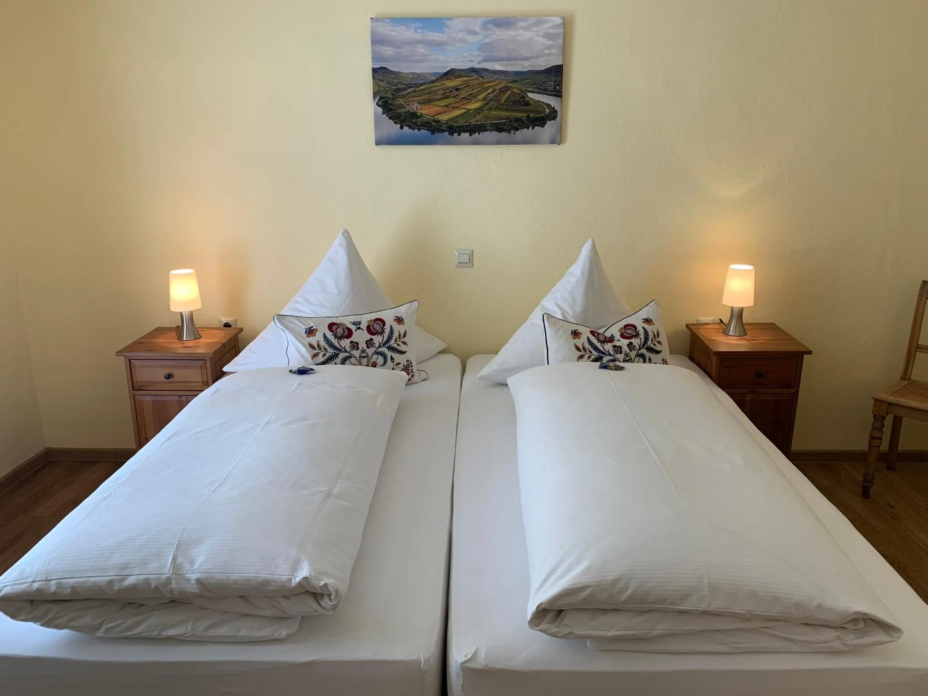 Photo of the whole room, Bed in Moselland Hotel im Enderttal Zum Onkel Willi