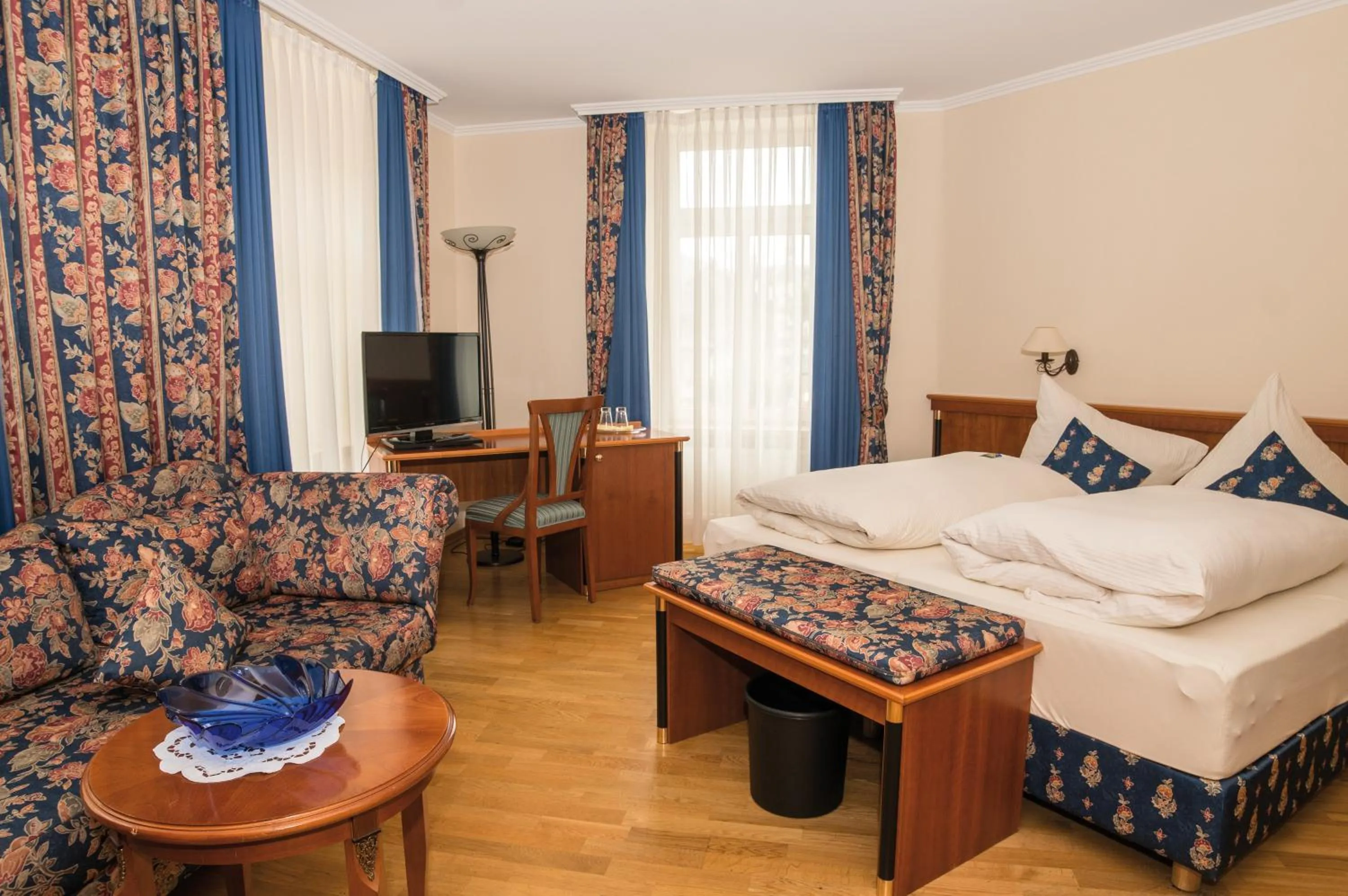 Photo of the whole room, Bed in Moselland Hotel im Enderttal Zum Onkel Willi