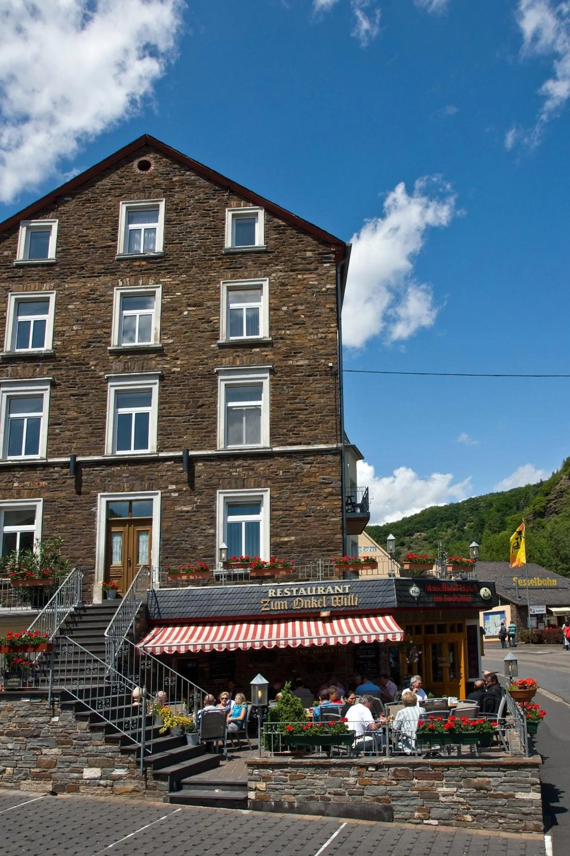 Property building in Moselland Hotel im Enderttal Zum Onkel Willi