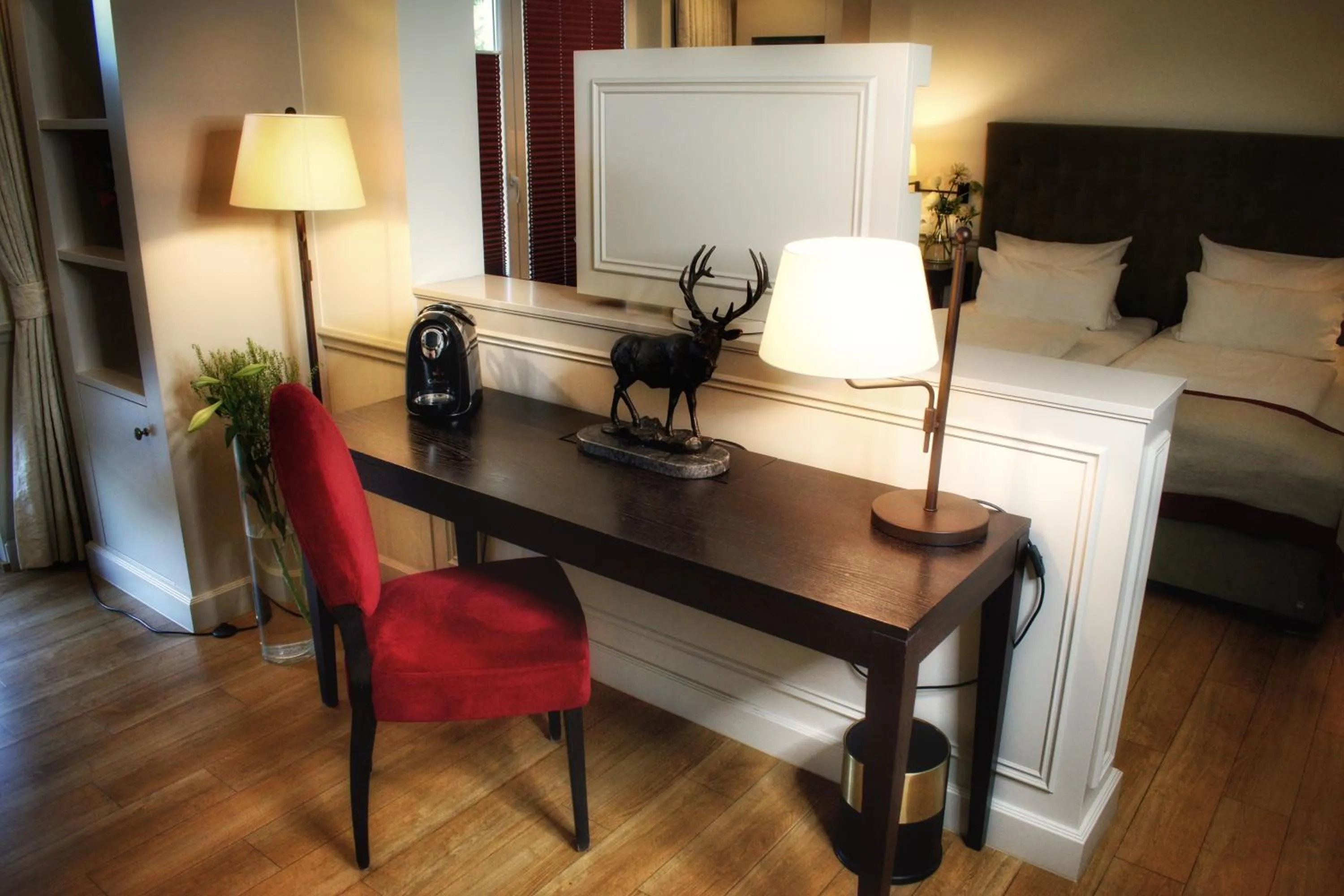 Coffee/tea facilities, Bed in Parkhotel Surenburg