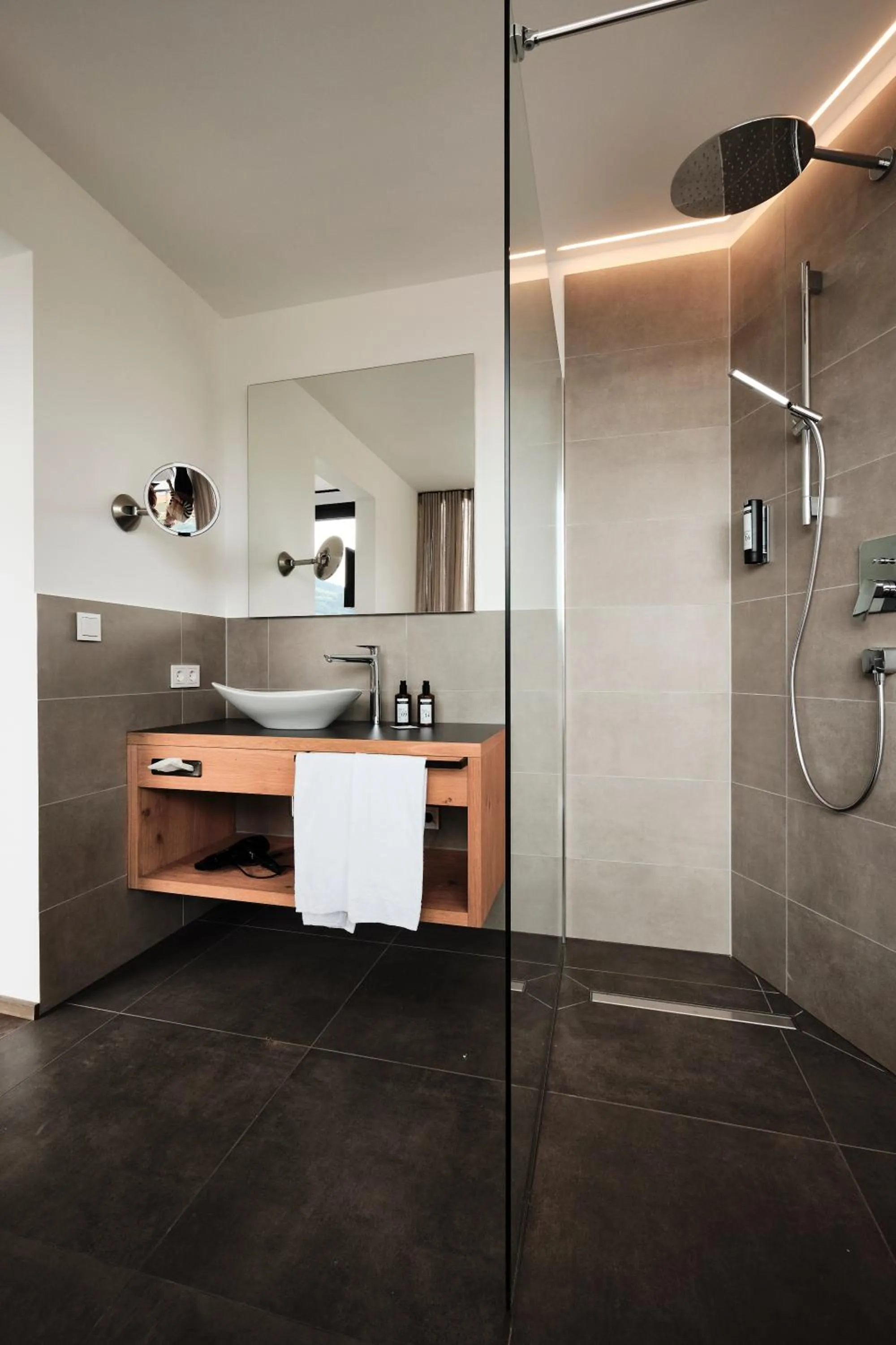 Shower in Haller Suites & Restaurant