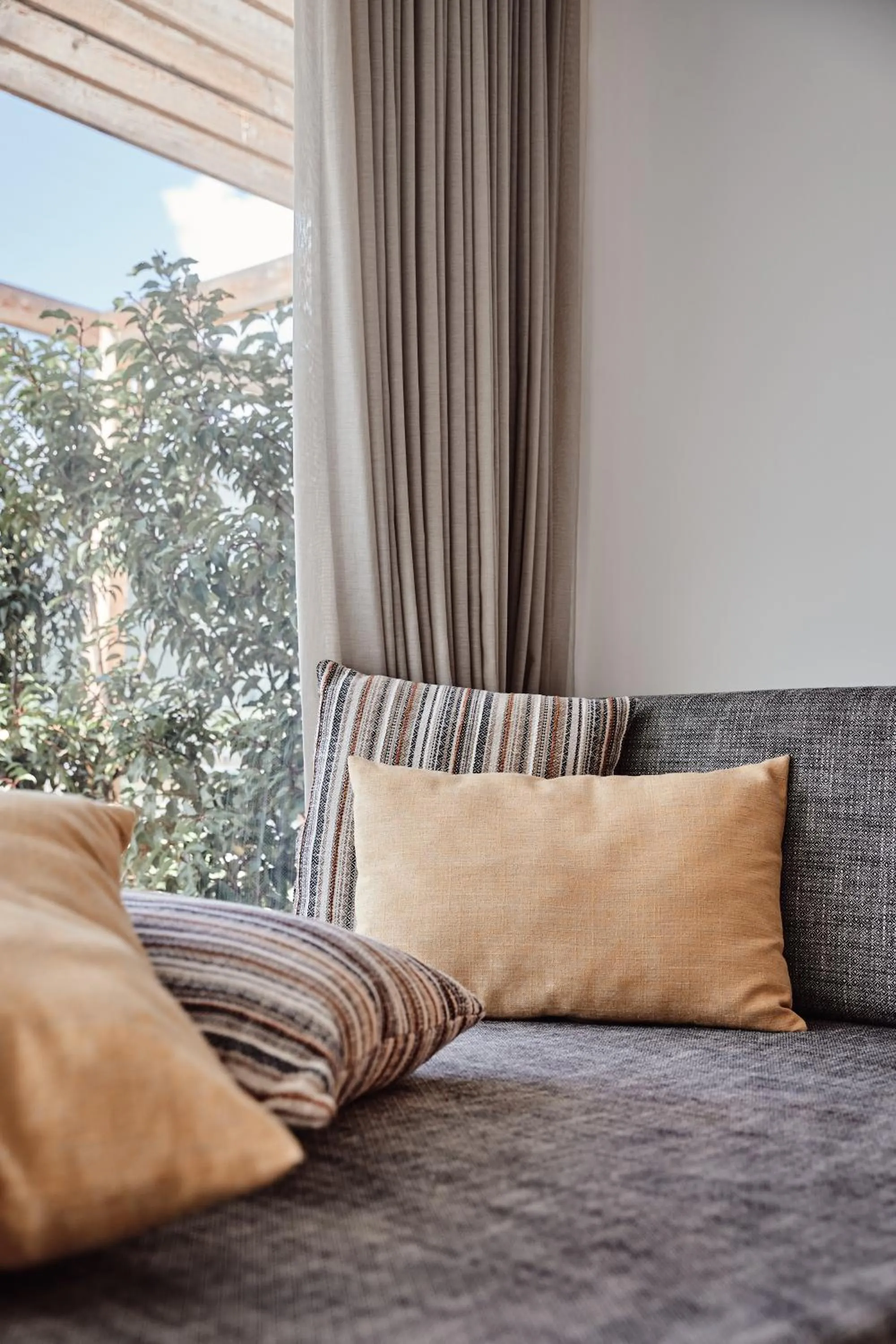 Summer, Bed in Haller Suites & Restaurant