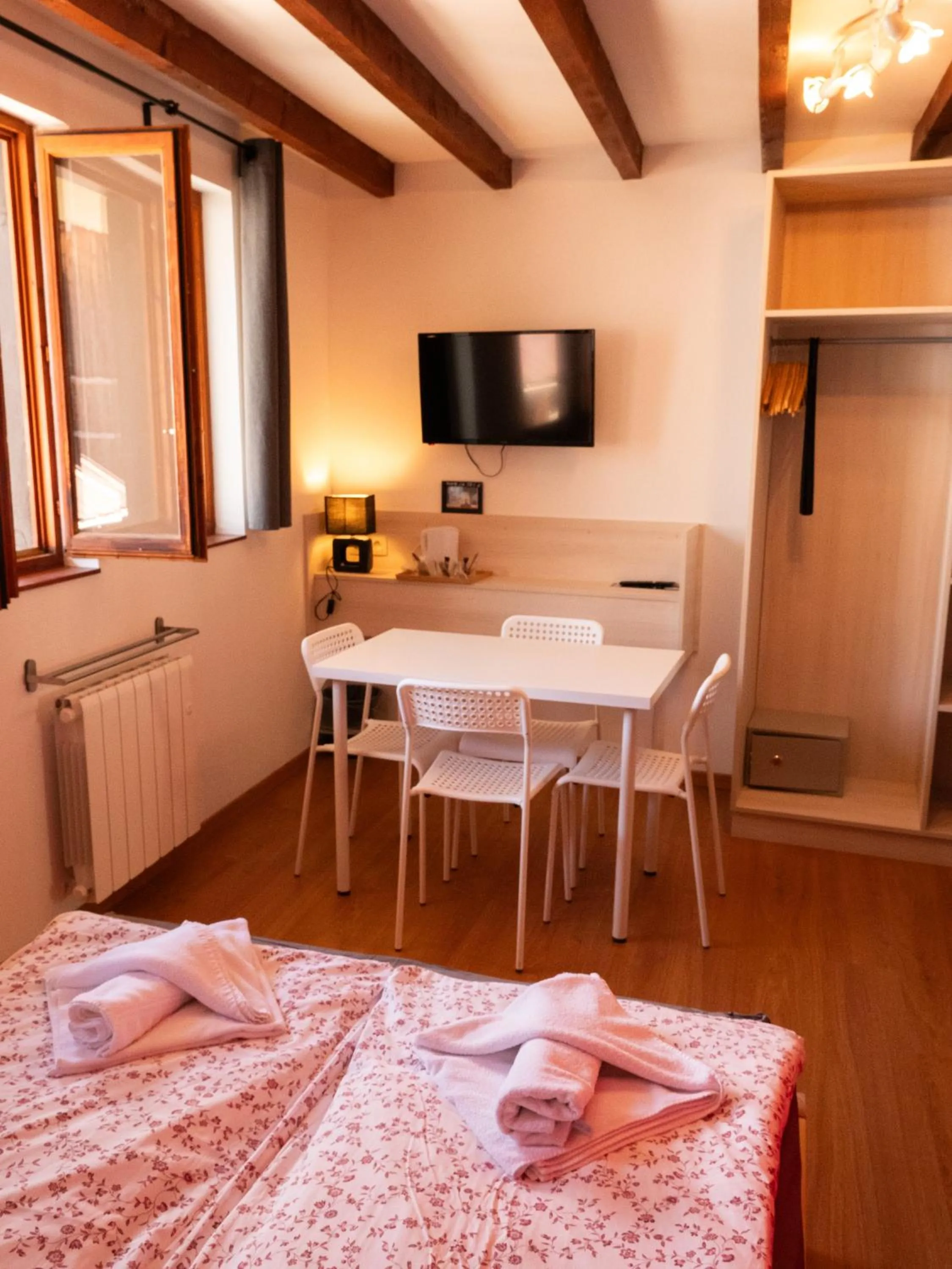 Seating area, Bed in Hotel Chalet du Crey