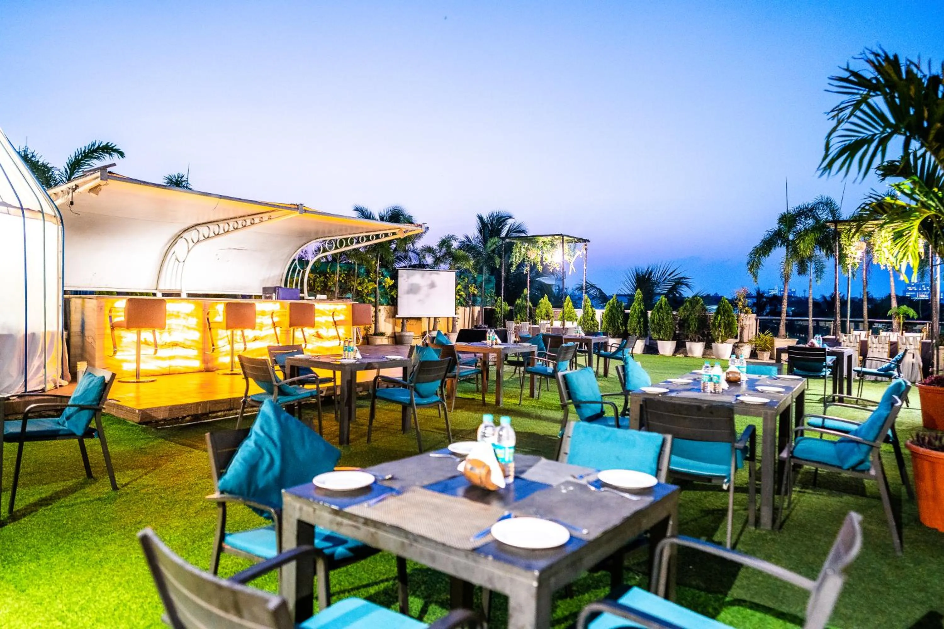 Restaurant/places to eat in Hotel Pal Heights