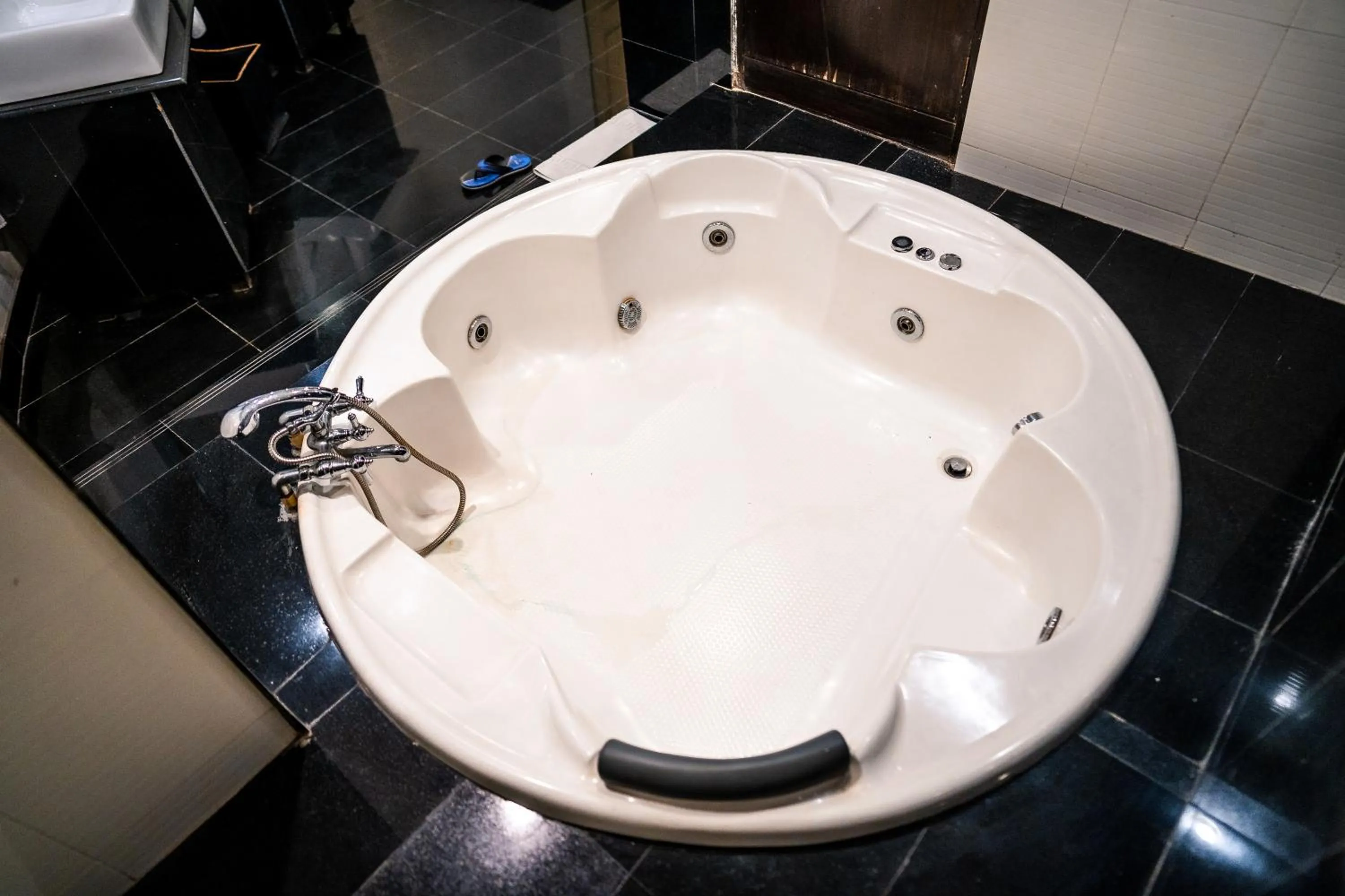 Bath in Hotel Pal Heights