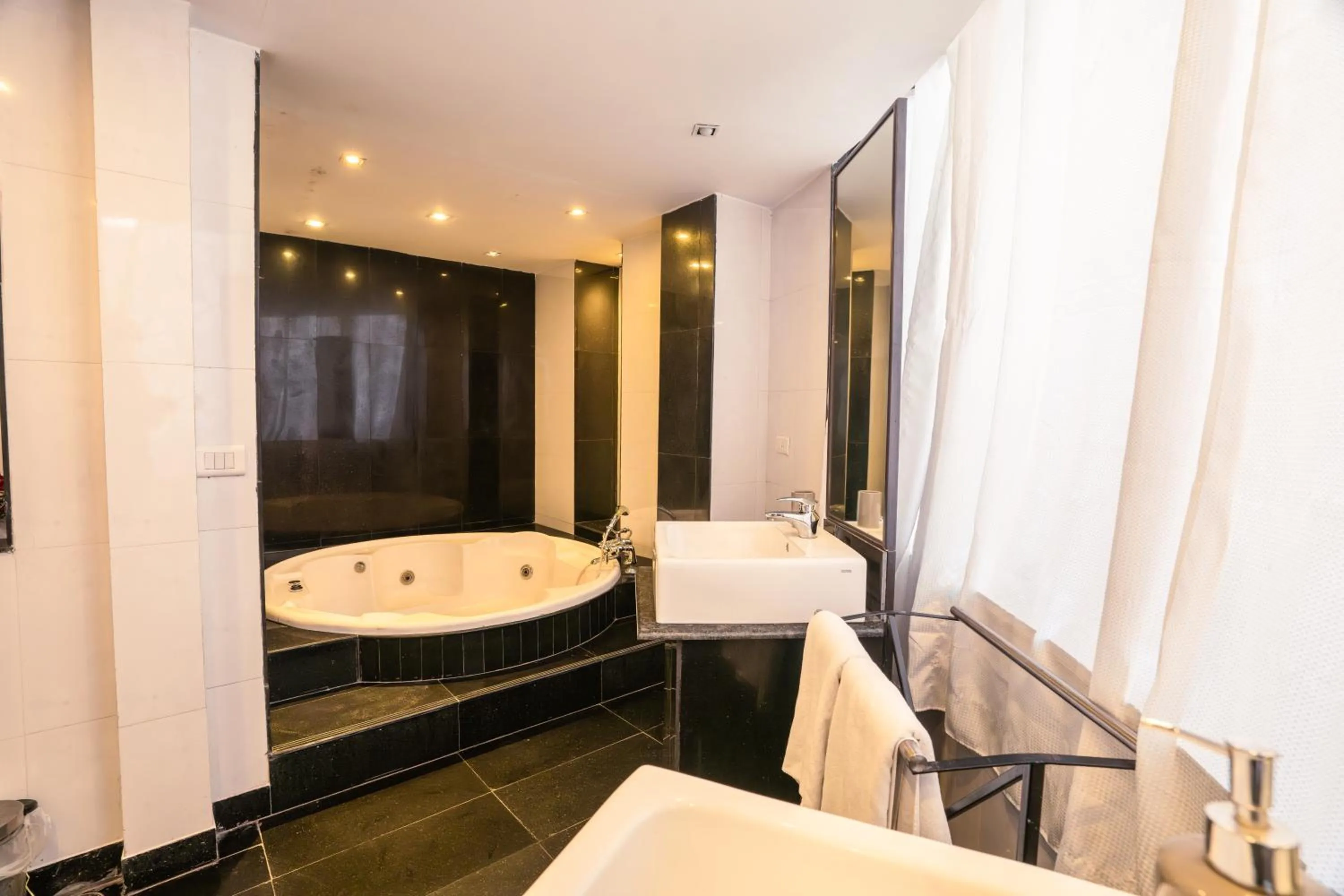 Bath in Hotel Pal Heights