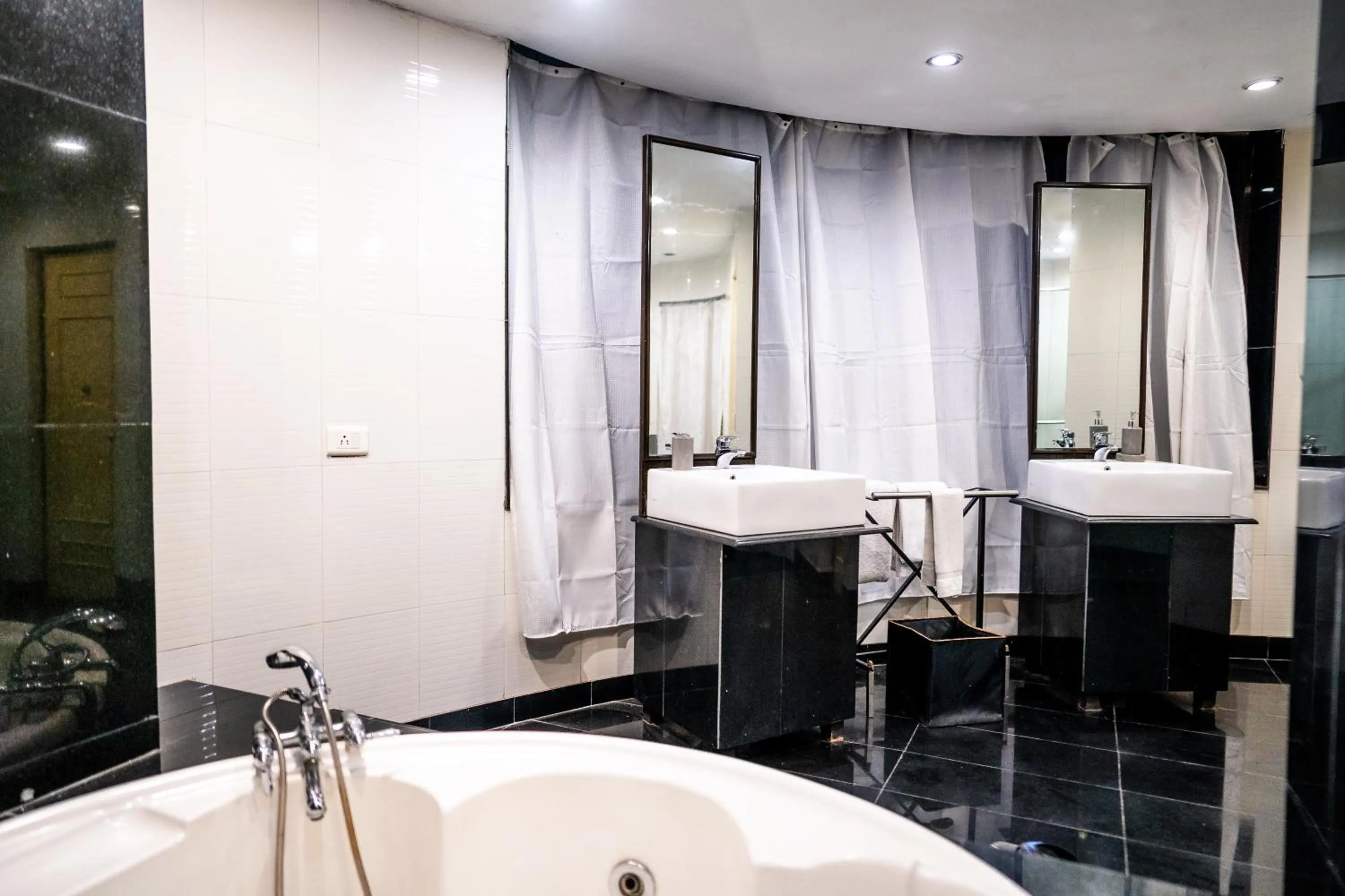 Bath in Hotel Pal Heights