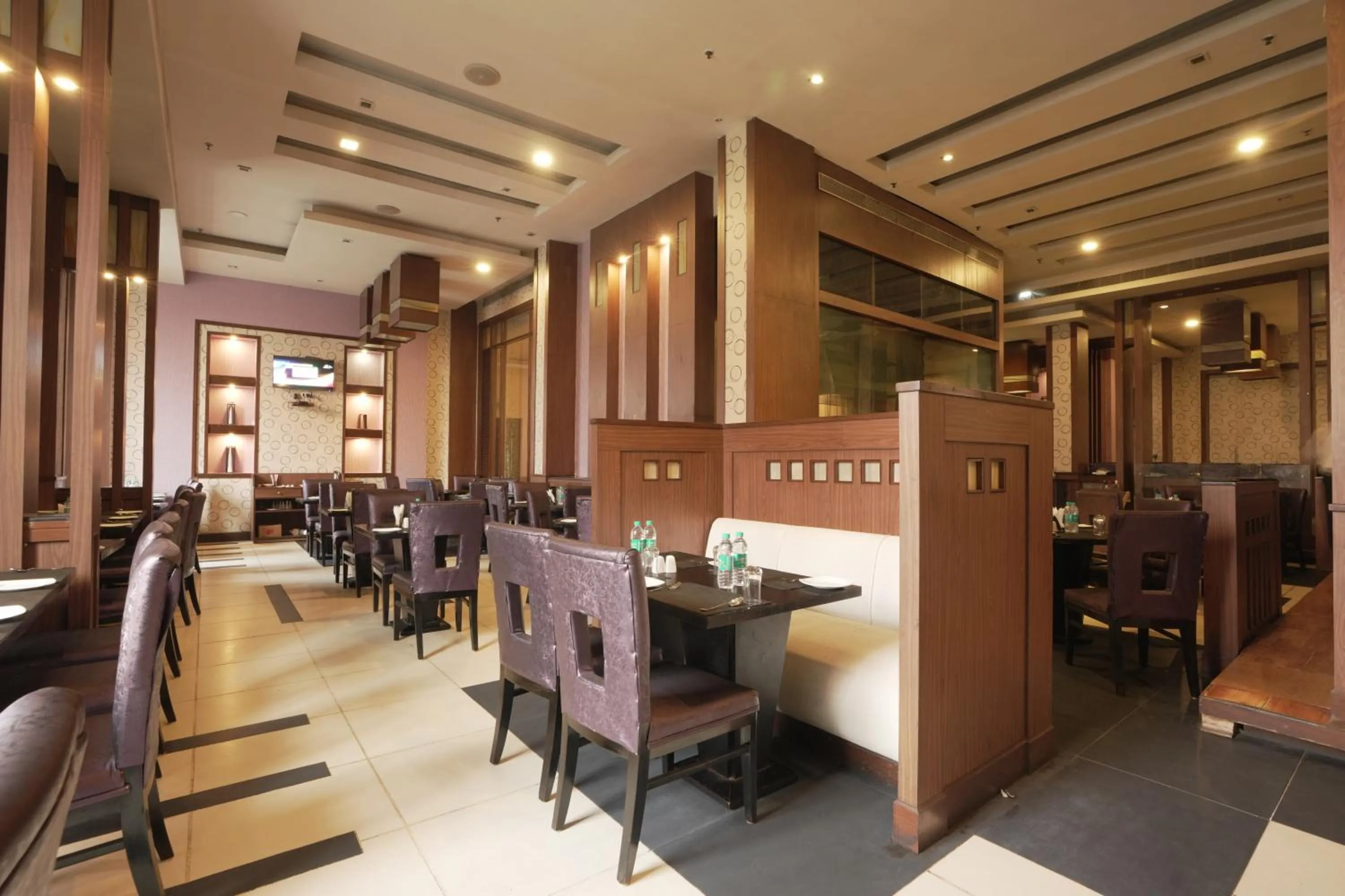 Restaurant/places to eat in Hotel Pal Heights