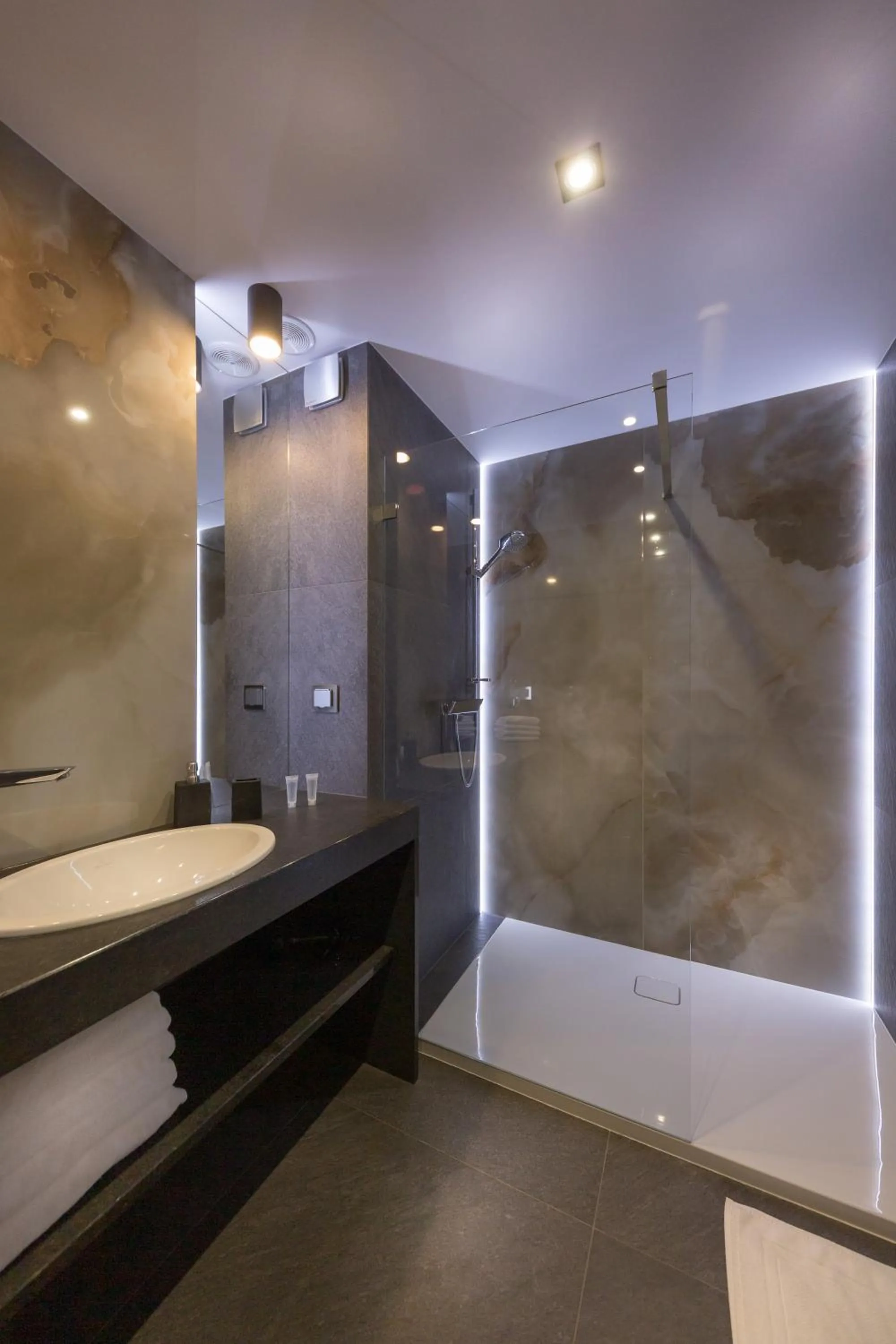 Shower in Aparthotel New Lux