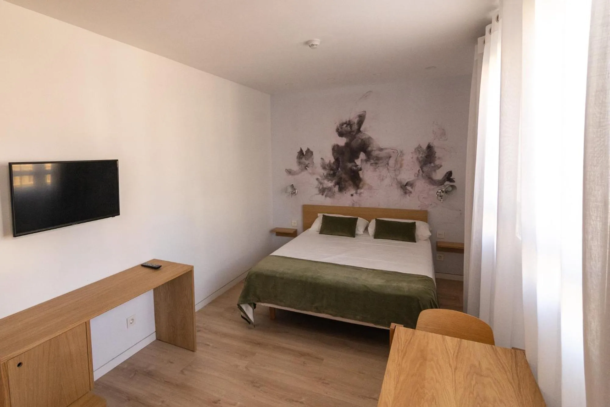 Living room, Bed in Plaza Mayor Suites & Apartments