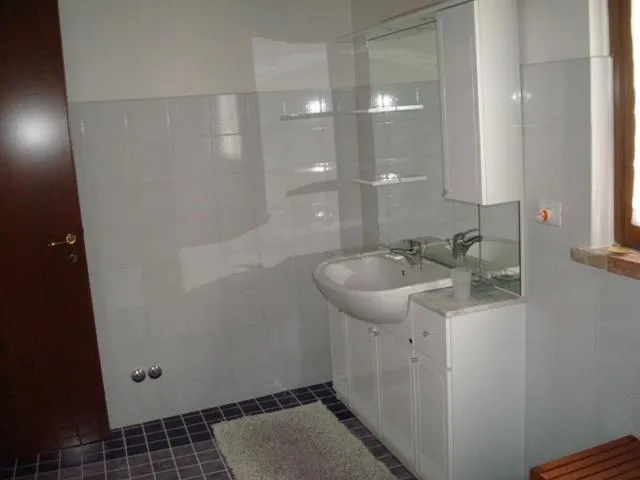 Bathroom in Al Giardino Degli Etruschi