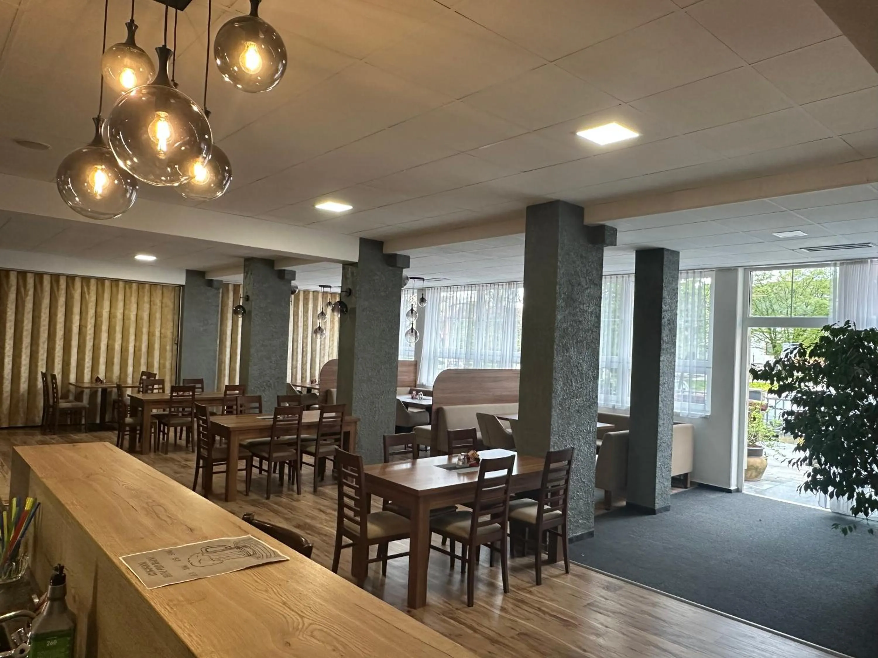 Restaurant/places to eat in Hotel Alf