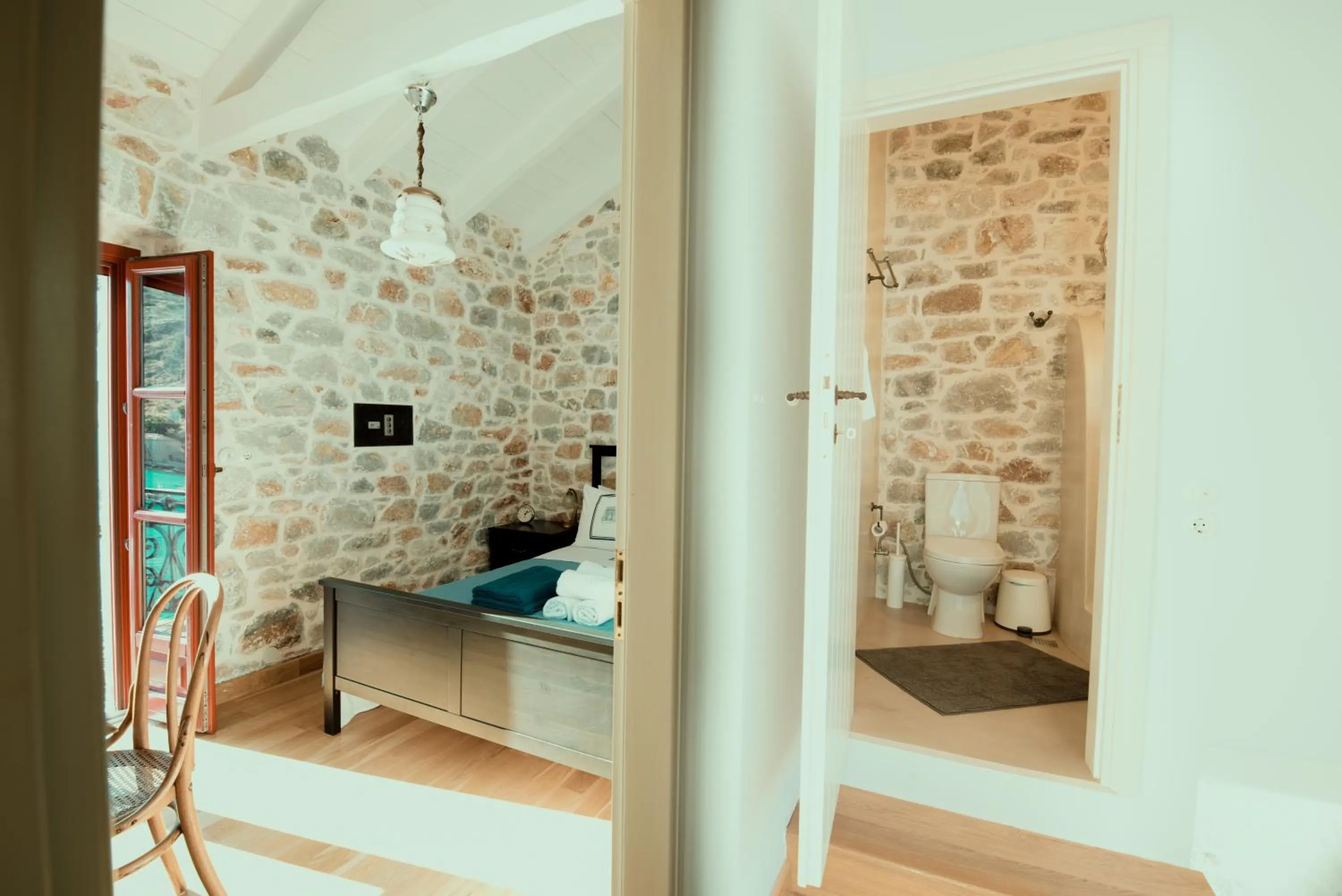 Bathroom, Bed in Limeni Villa