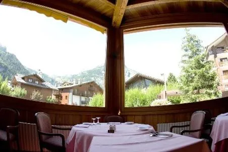 Restaurant/places to eat in Hotel Pavillon