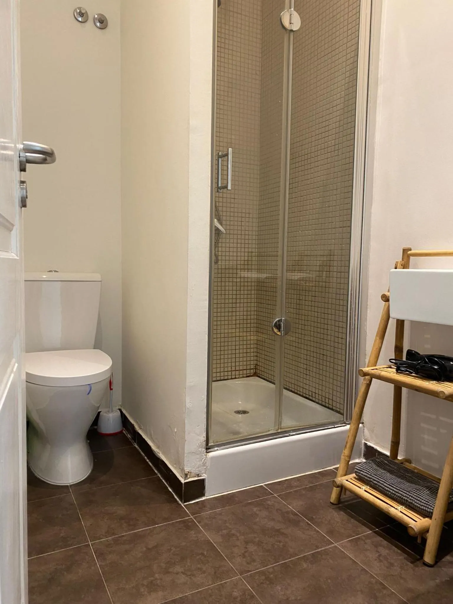 Shower in Happy at Chiado