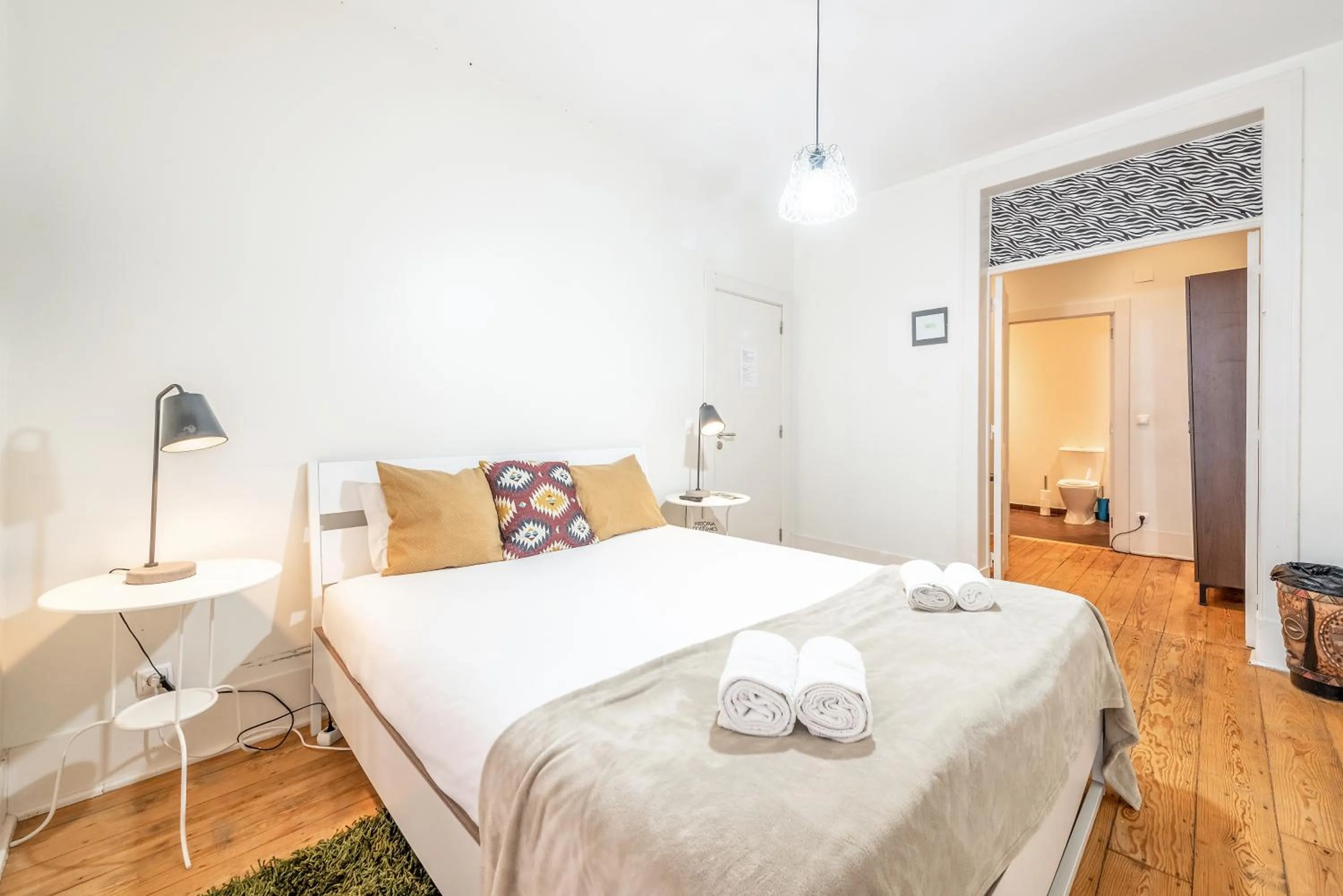 Toilet, Bed in Happy at Chiado