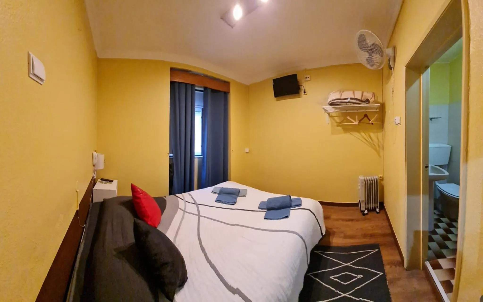 TV and multimedia, Bed in Pensao Residencial Flor dos Cavaleiros