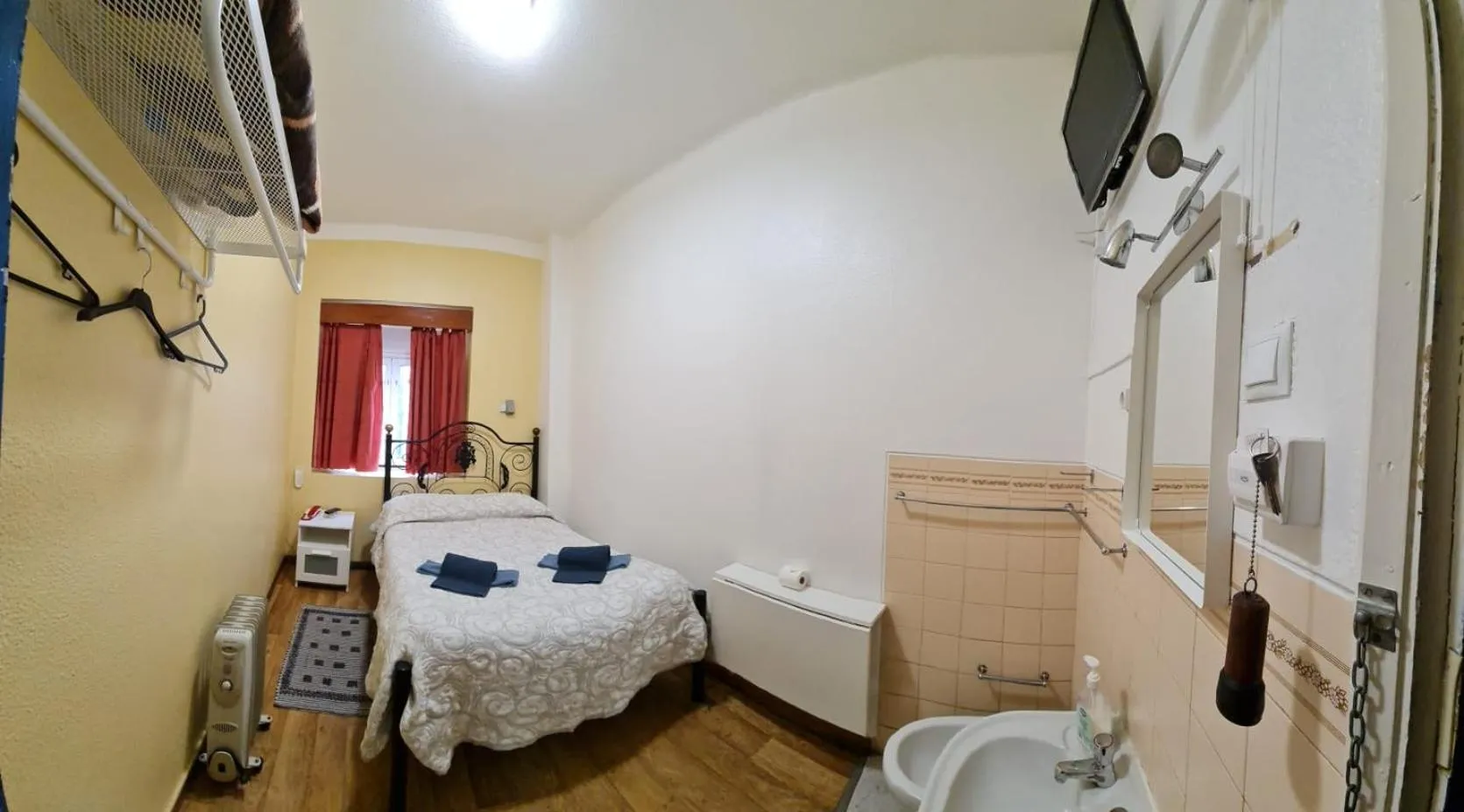 Bed in Pensao Residencial Flor dos Cavaleiros