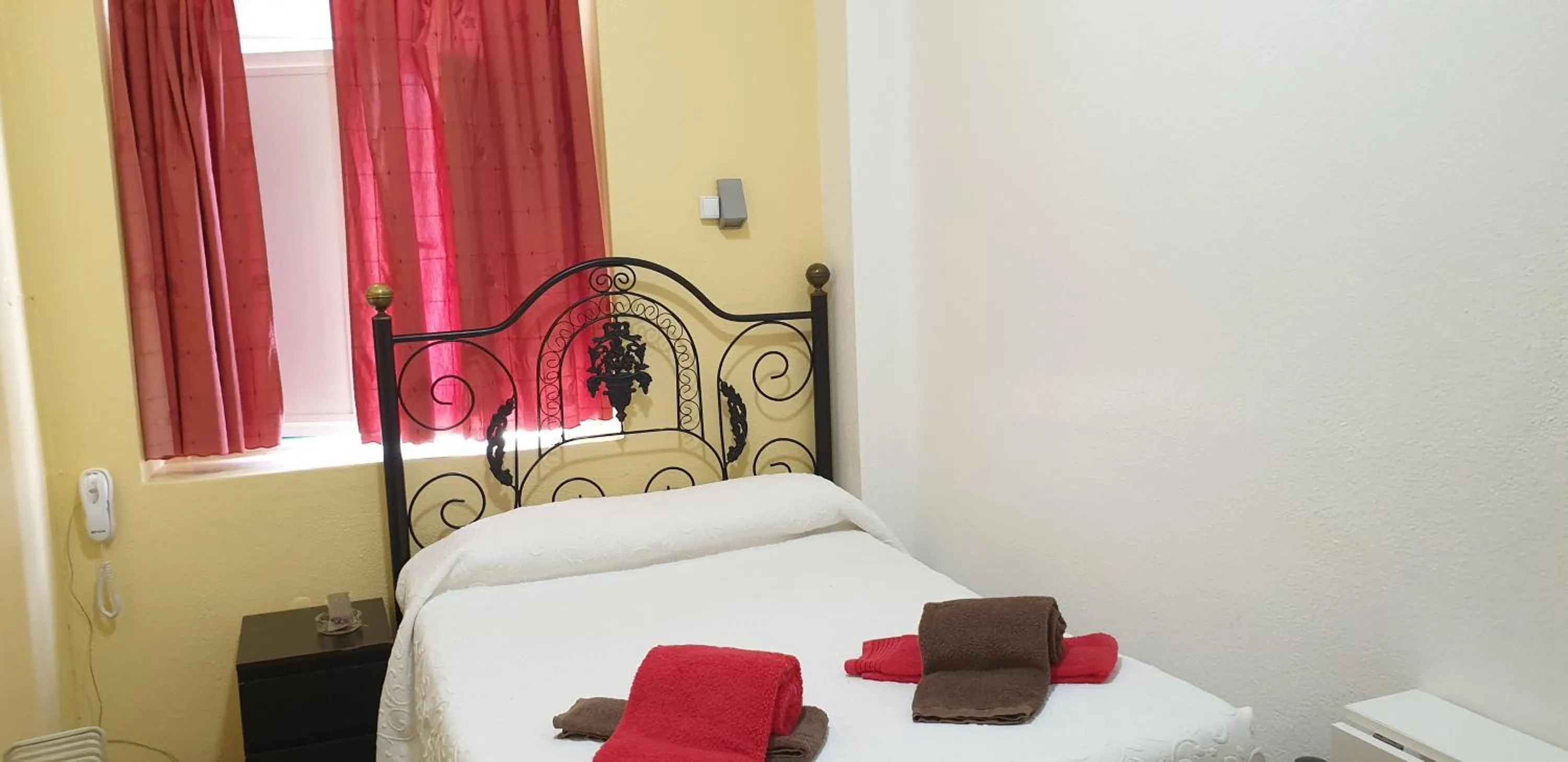 Bedroom, Bed in Pensao Residencial Flor dos Cavaleiros