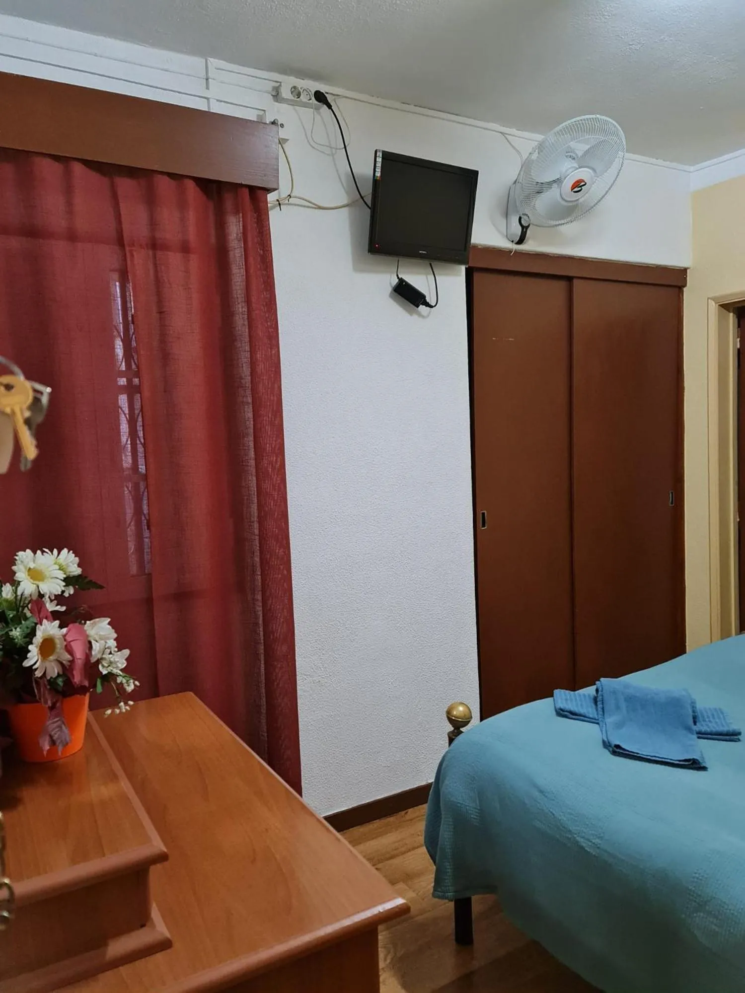 wardrobe, Bed in Pensao Residencial Flor dos Cavaleiros