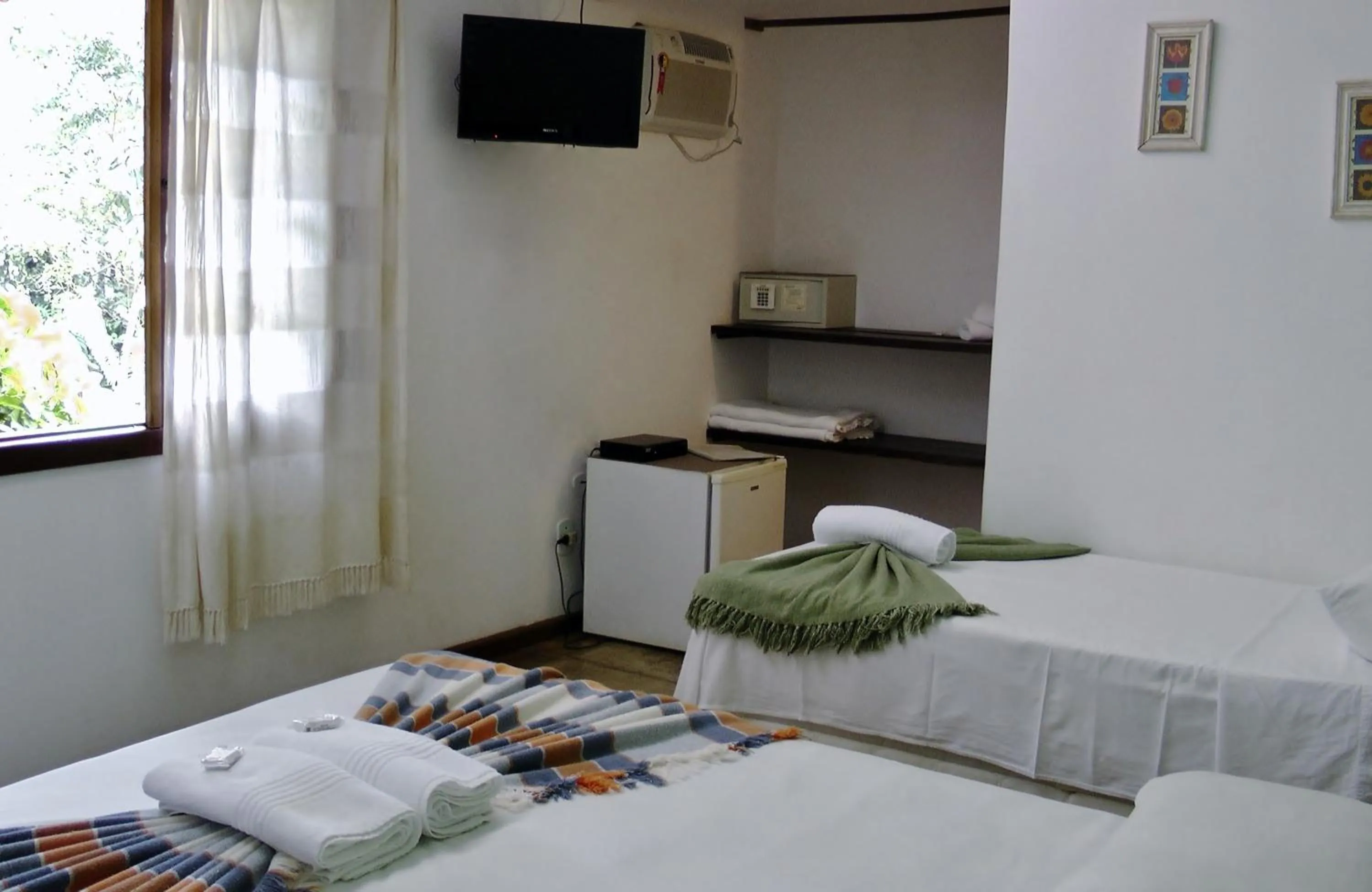 Photo of the whole room, Bed in Pousada Catamara